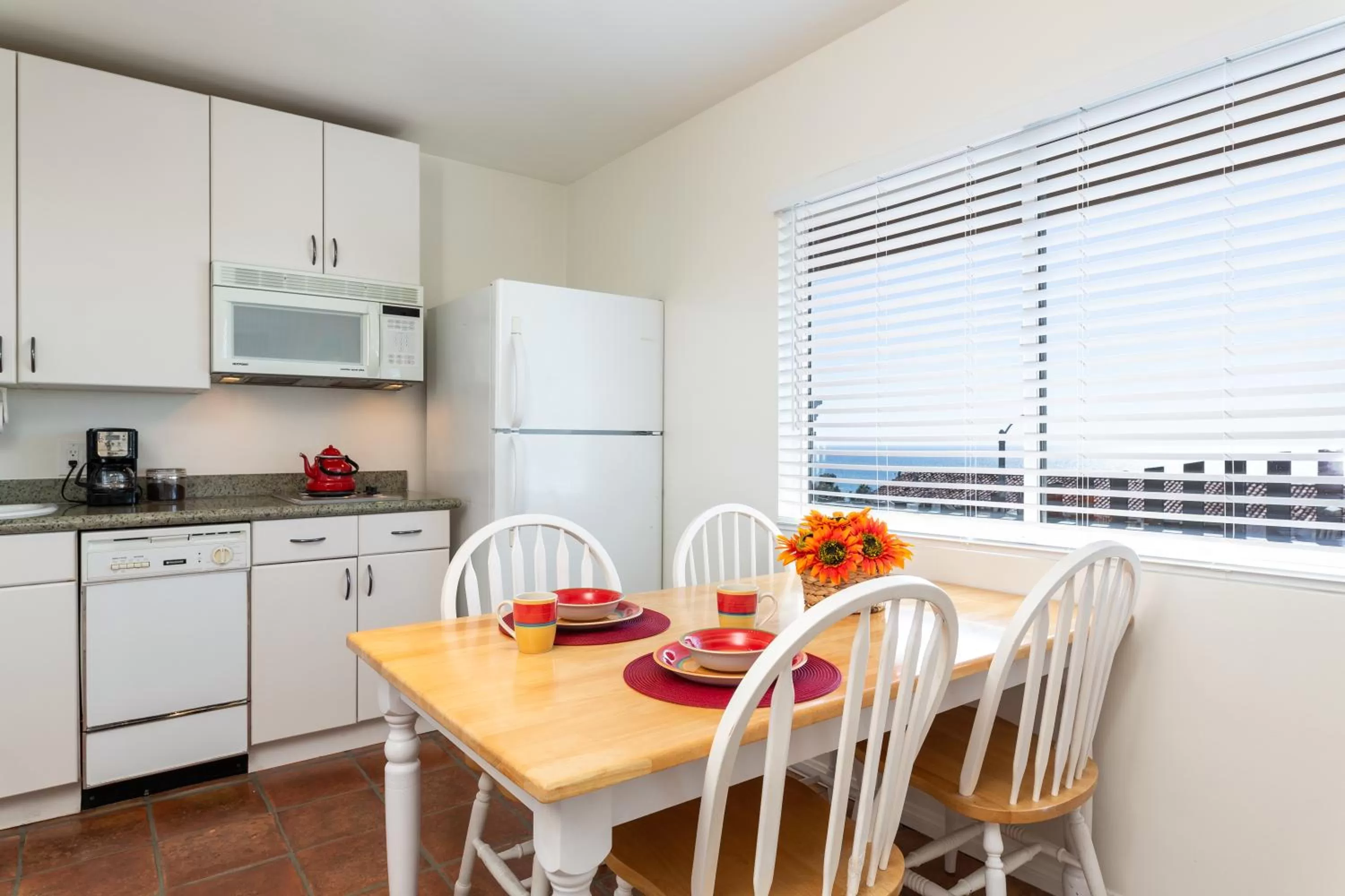 Coffee/tea facilities in The Sea View Inn At The Beach