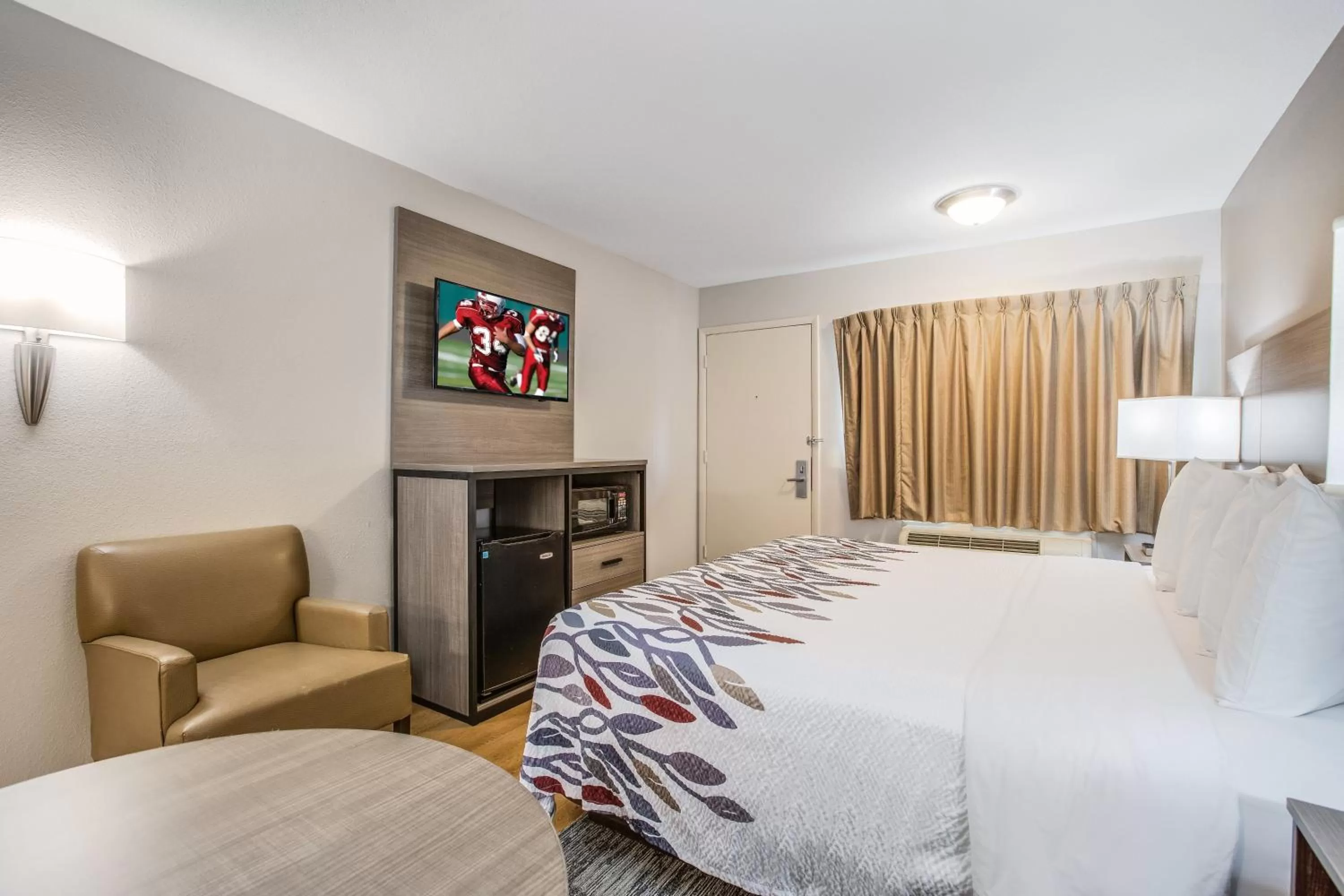 Bedroom, Bed in Red Roof Inn Lansing West - MSU