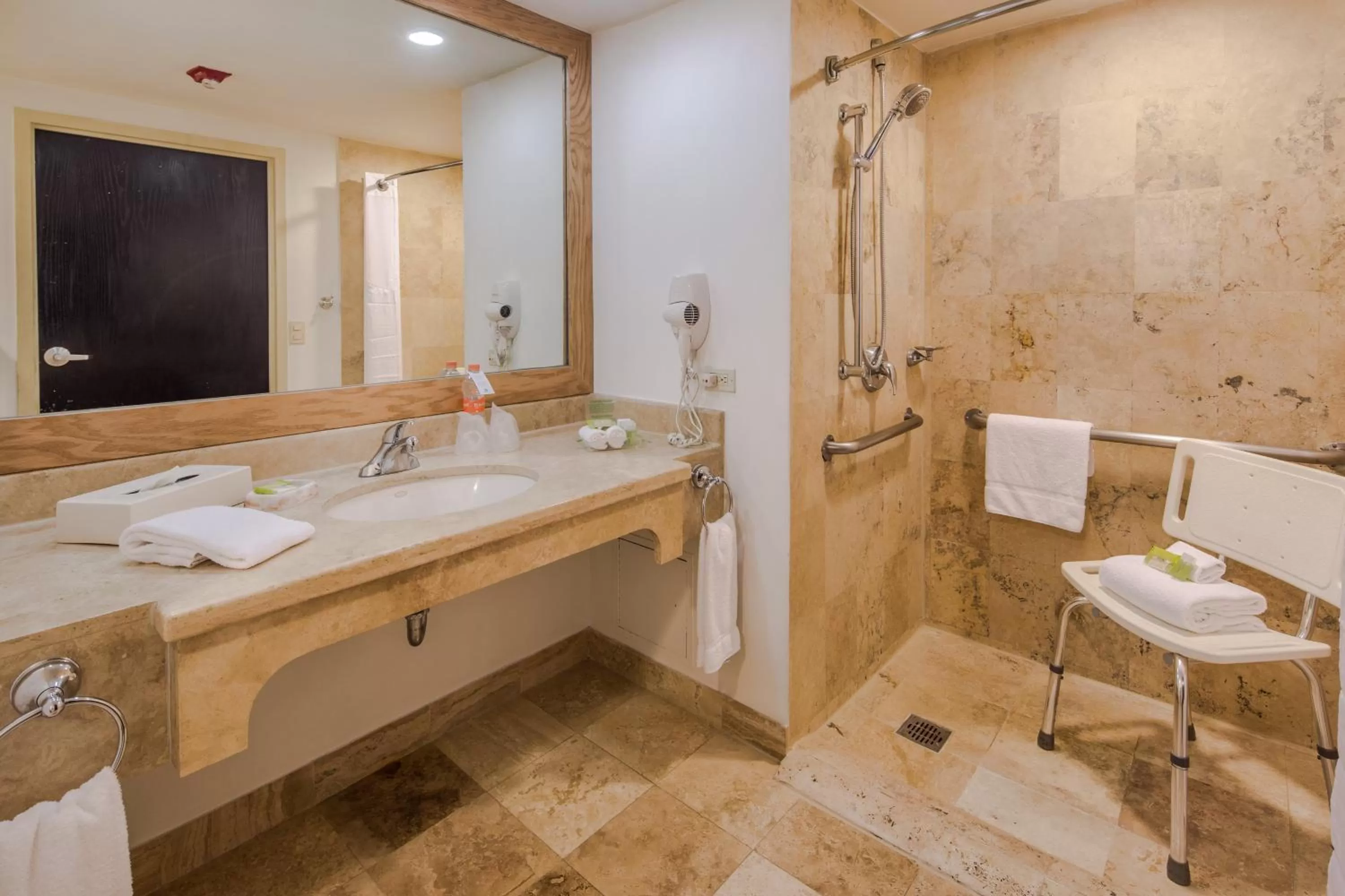 Photo of the whole room in Holiday Inn Monterrey Valle by IHG