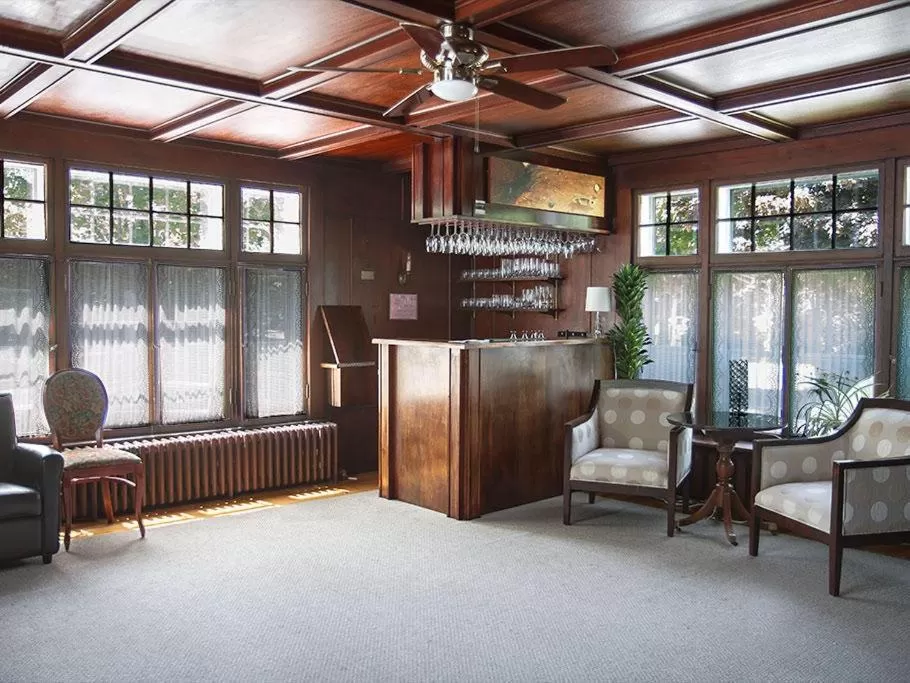 Lounge or bar in Shadow Lawn Inn