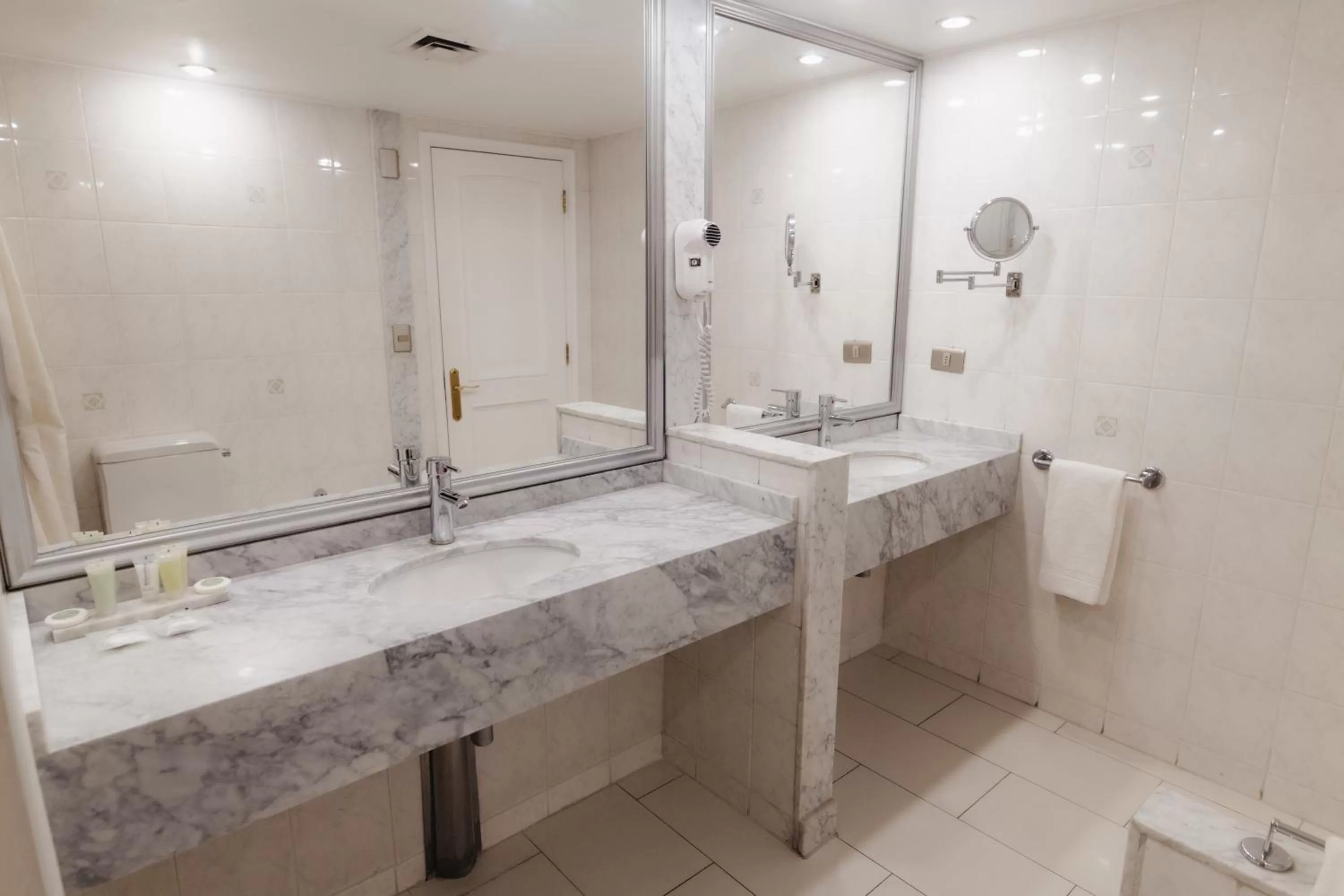 Bathroom in Wyndham Garden Santiago Kennedy