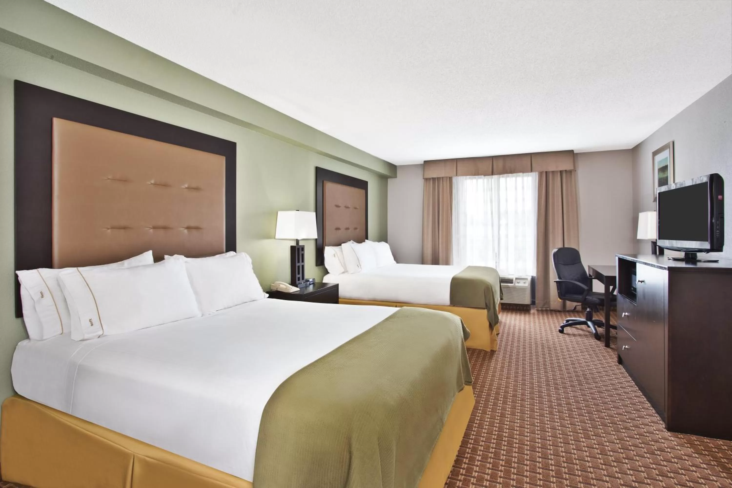 Photo of the whole room, Bed in Holiday Inn Express Hotel and Suites Harrington - Dover Area by IHG