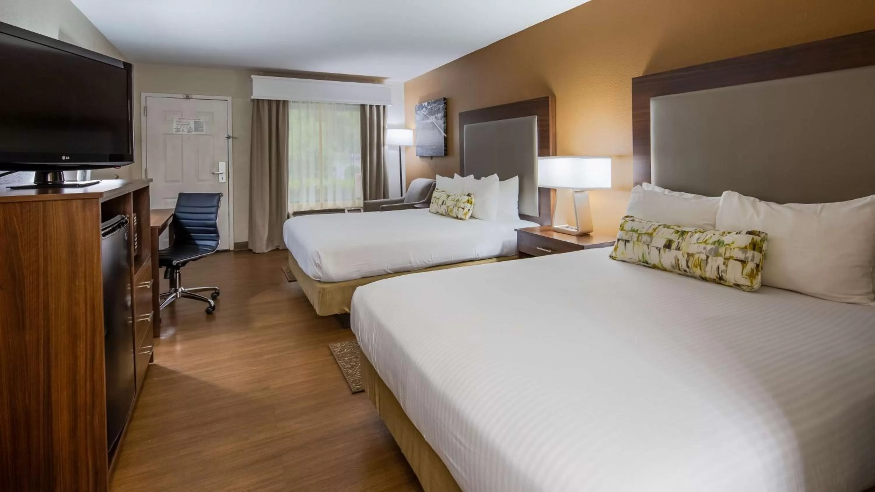 Photo of the whole room, Bed in Best Western Shenandoah Inn