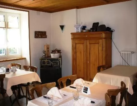 Restaurant/Places to Eat in Chez Gilles hôtel resto bar SA