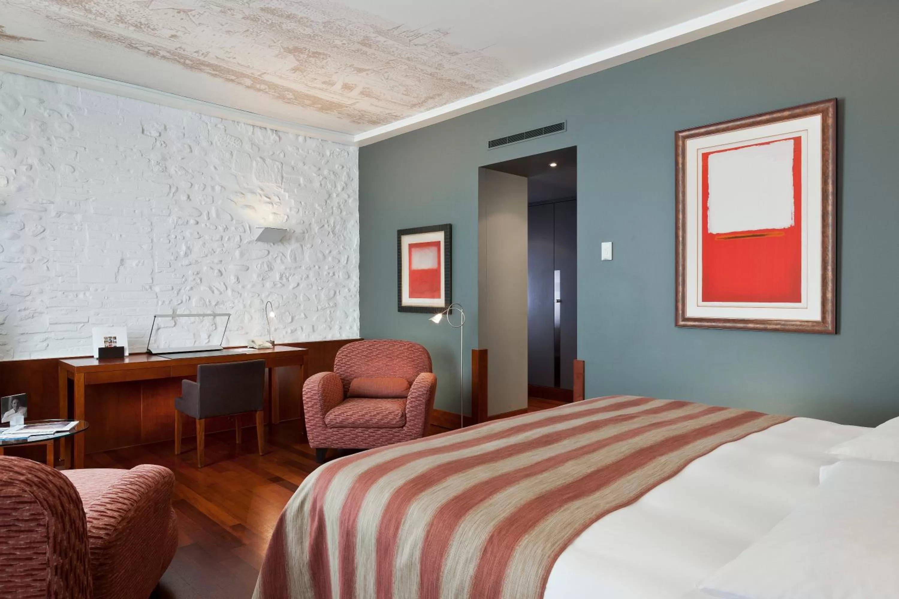 Bed in Hotel Angleterre