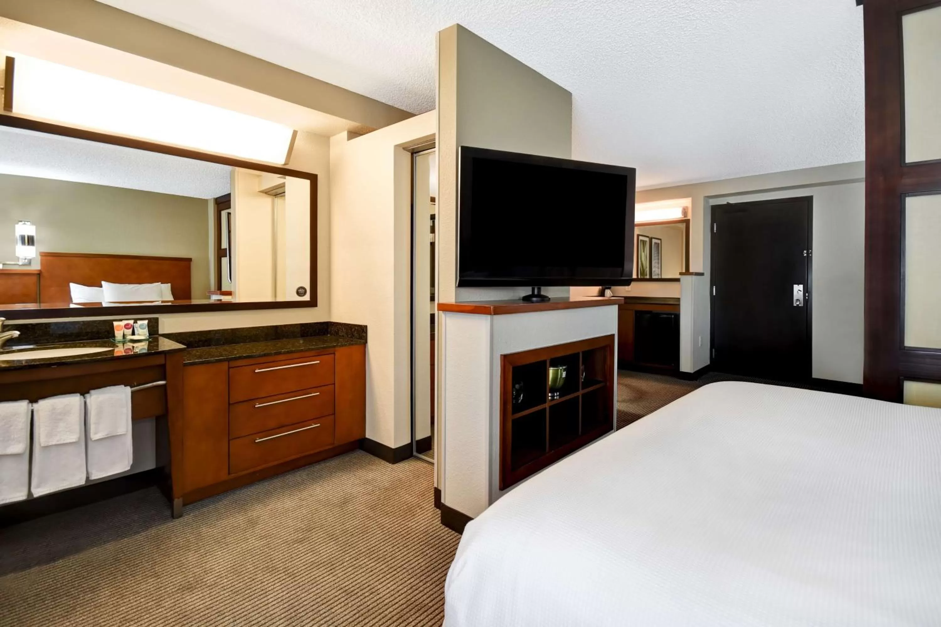 Photo of the whole room, Bed in Hyatt Place Phoenix Gilbert