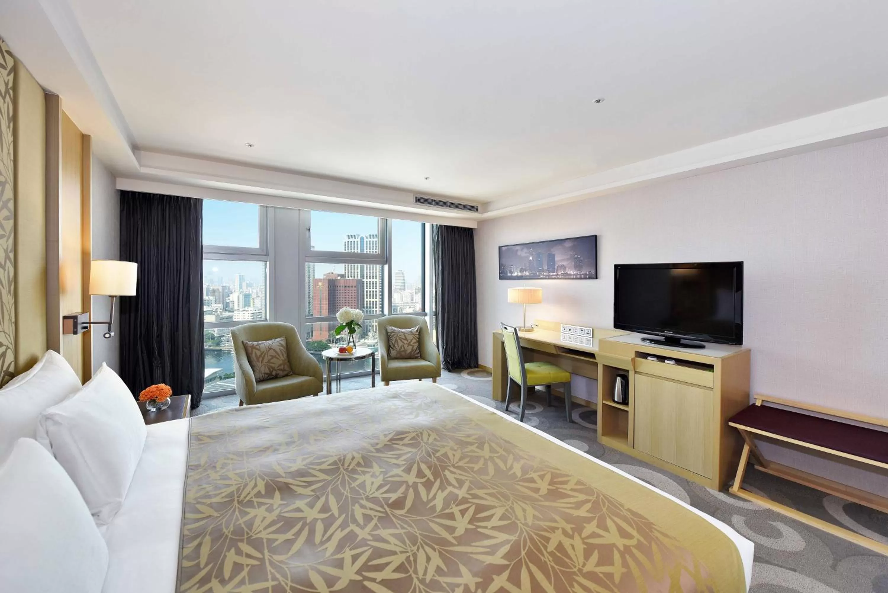 Photo of the whole room, Bed in Fullon Hotel Kaohsiung