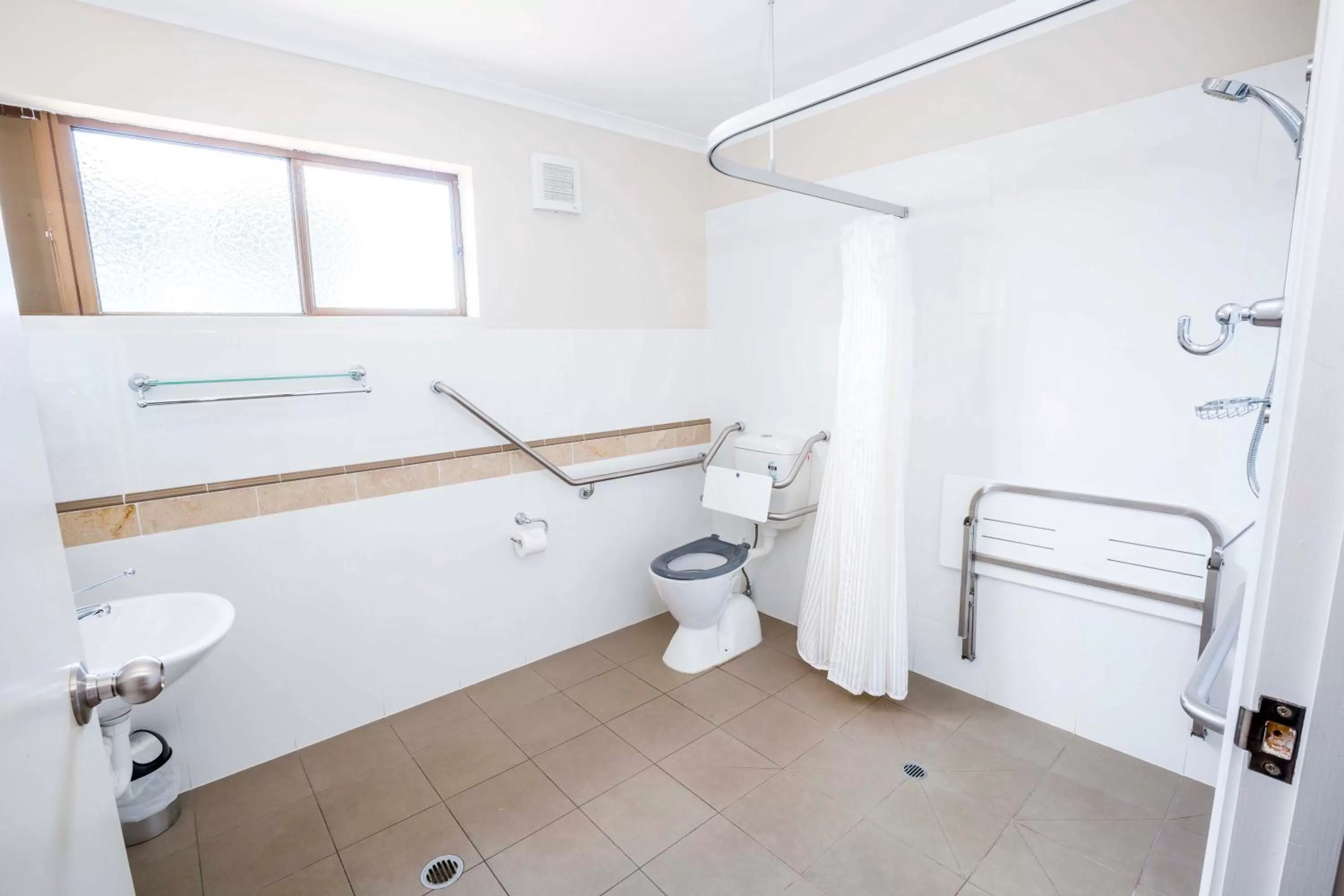 Bathroom in Apple & Grape Motel