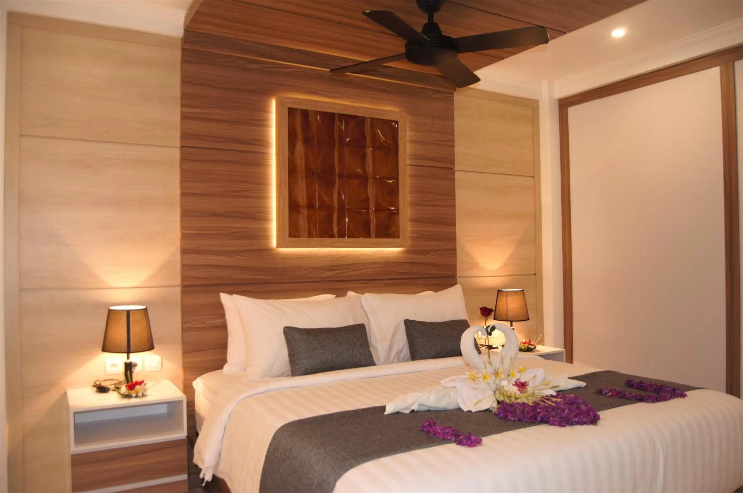 Photo of the whole room, Bed in SUITE OCEAN BLUE