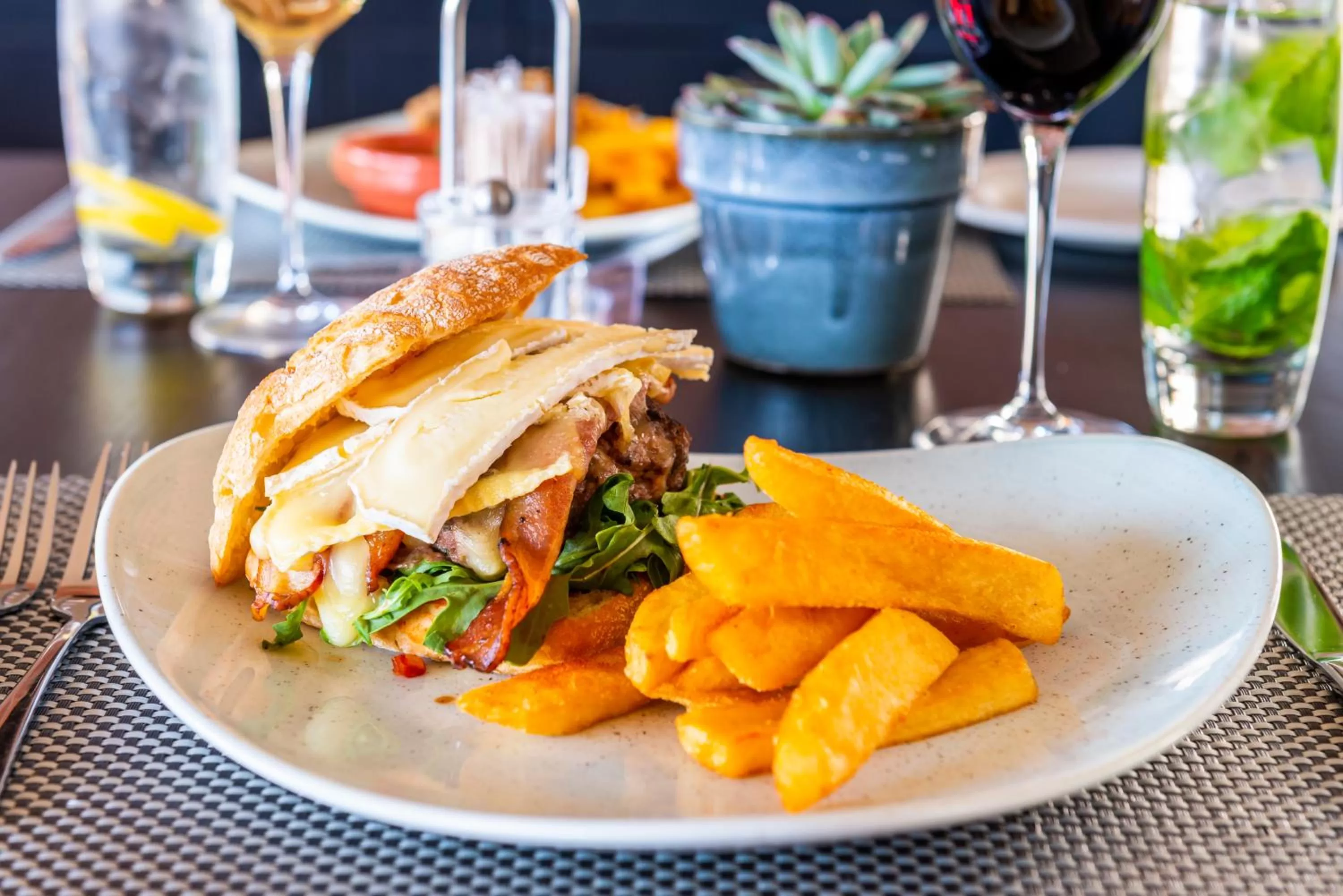 Restaurant/places to eat in aha Harbour Bridge Hotel & Suites