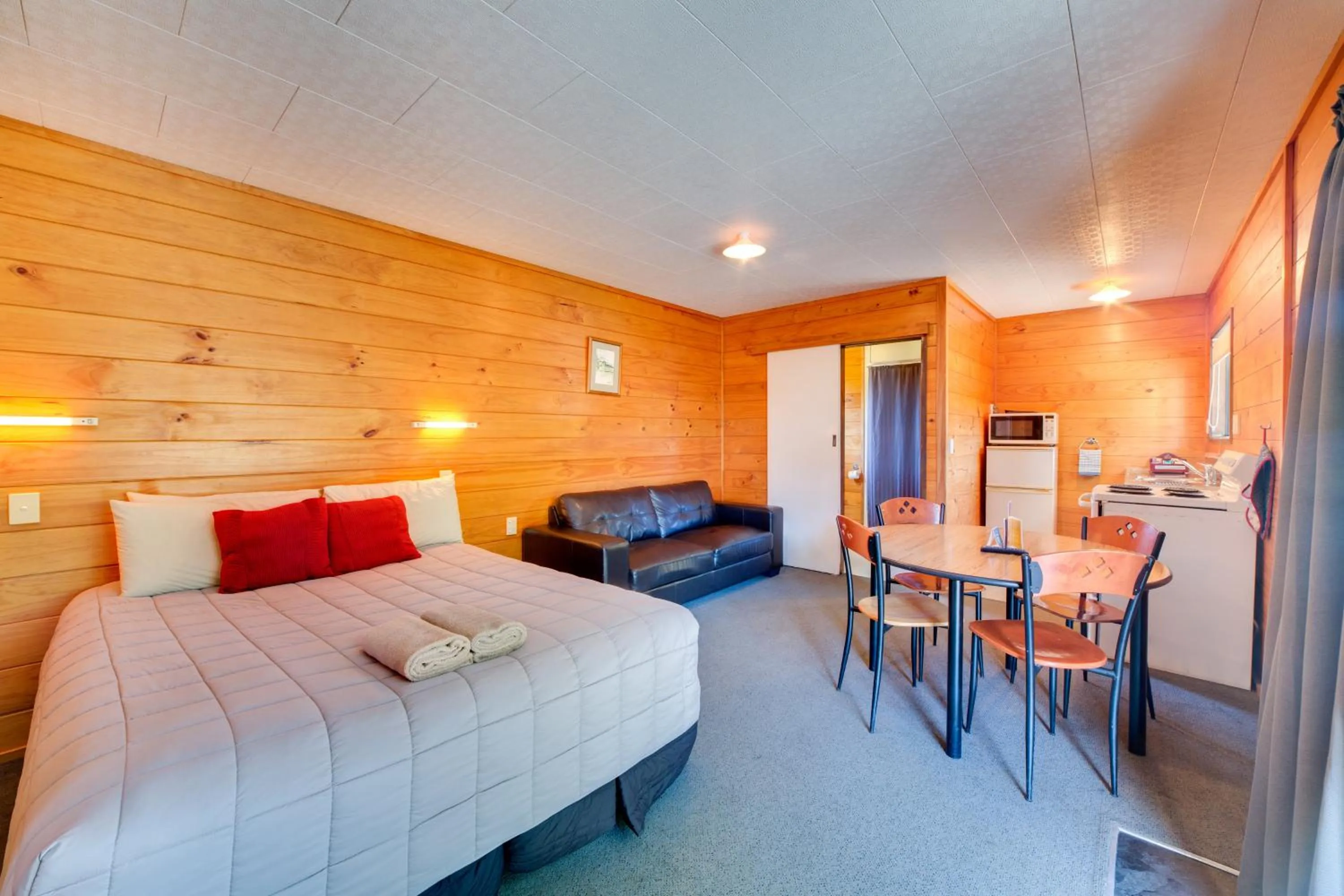 Living room, Bed in Wellington TOP 10 Holiday Park