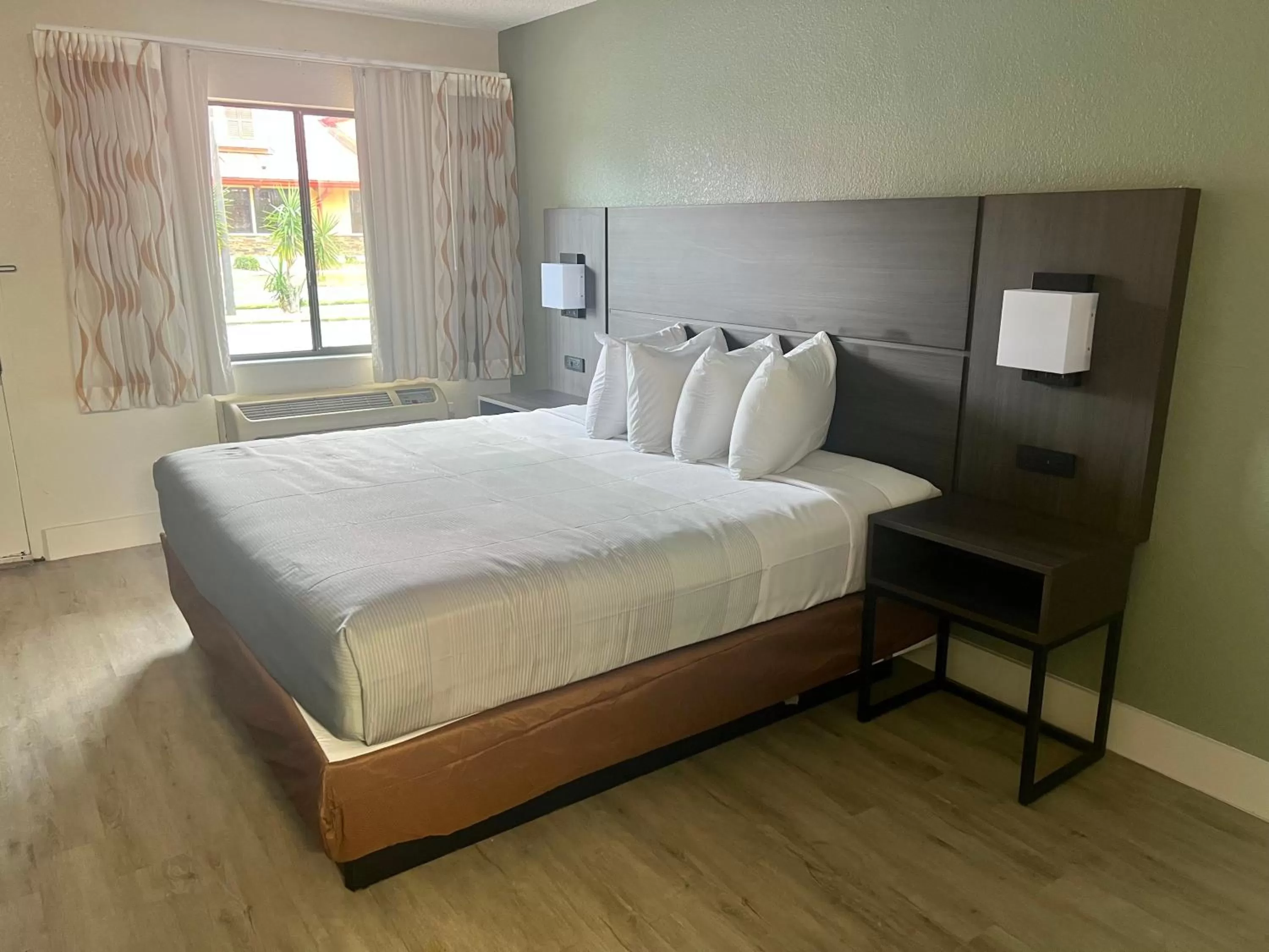 Bed in Quality Inn & Suites Orlando East - UCF Area