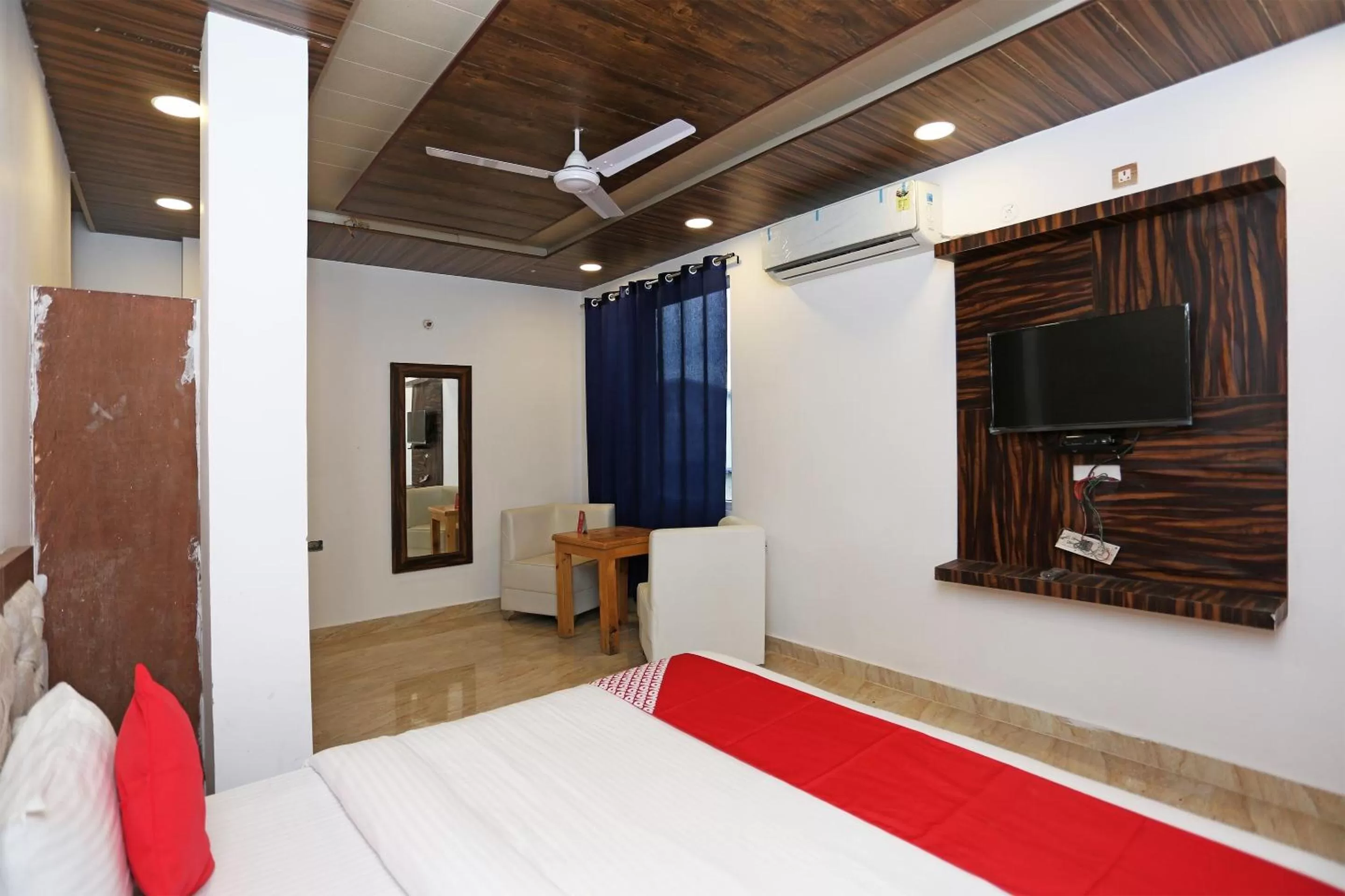 Bedroom, TV/Entertainment Center in Super OYO Capital O Hotel Rosewood Inn