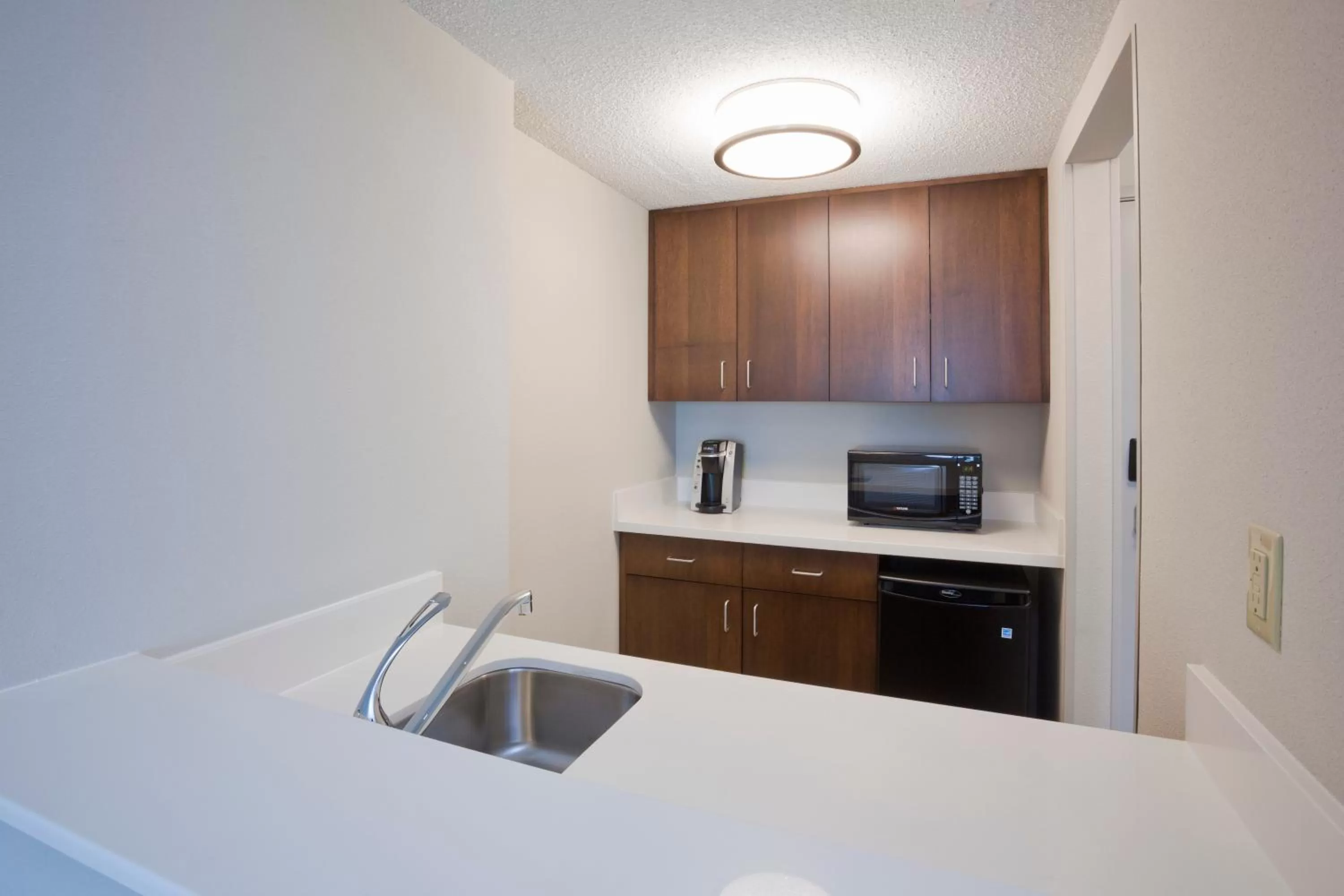 Kitchen or kitchenette in Holiday Inn Express Roseville-St. Paul by IHG