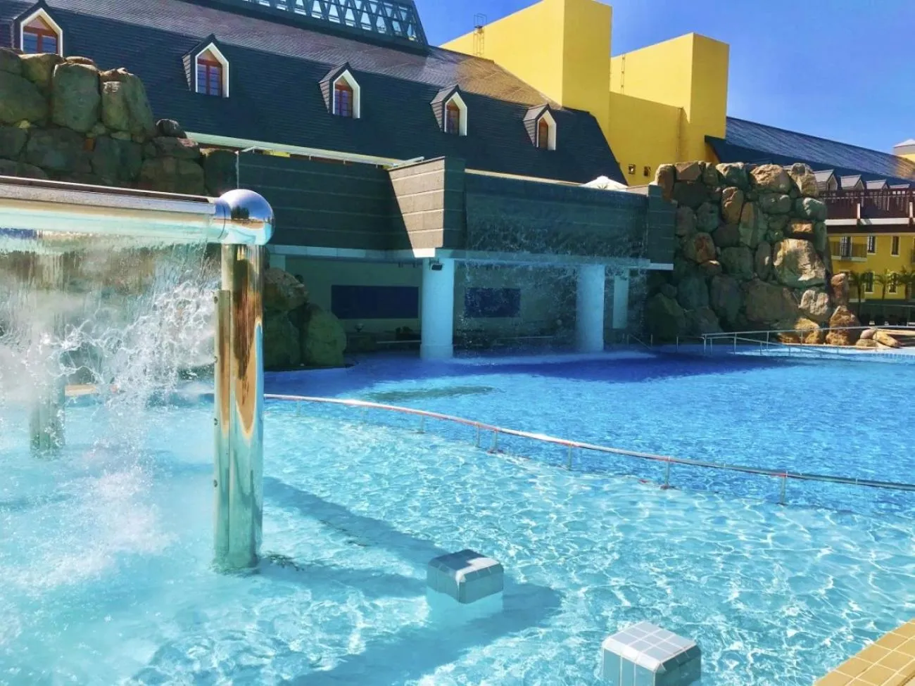 Swimming pool in Lotte Arai Resort