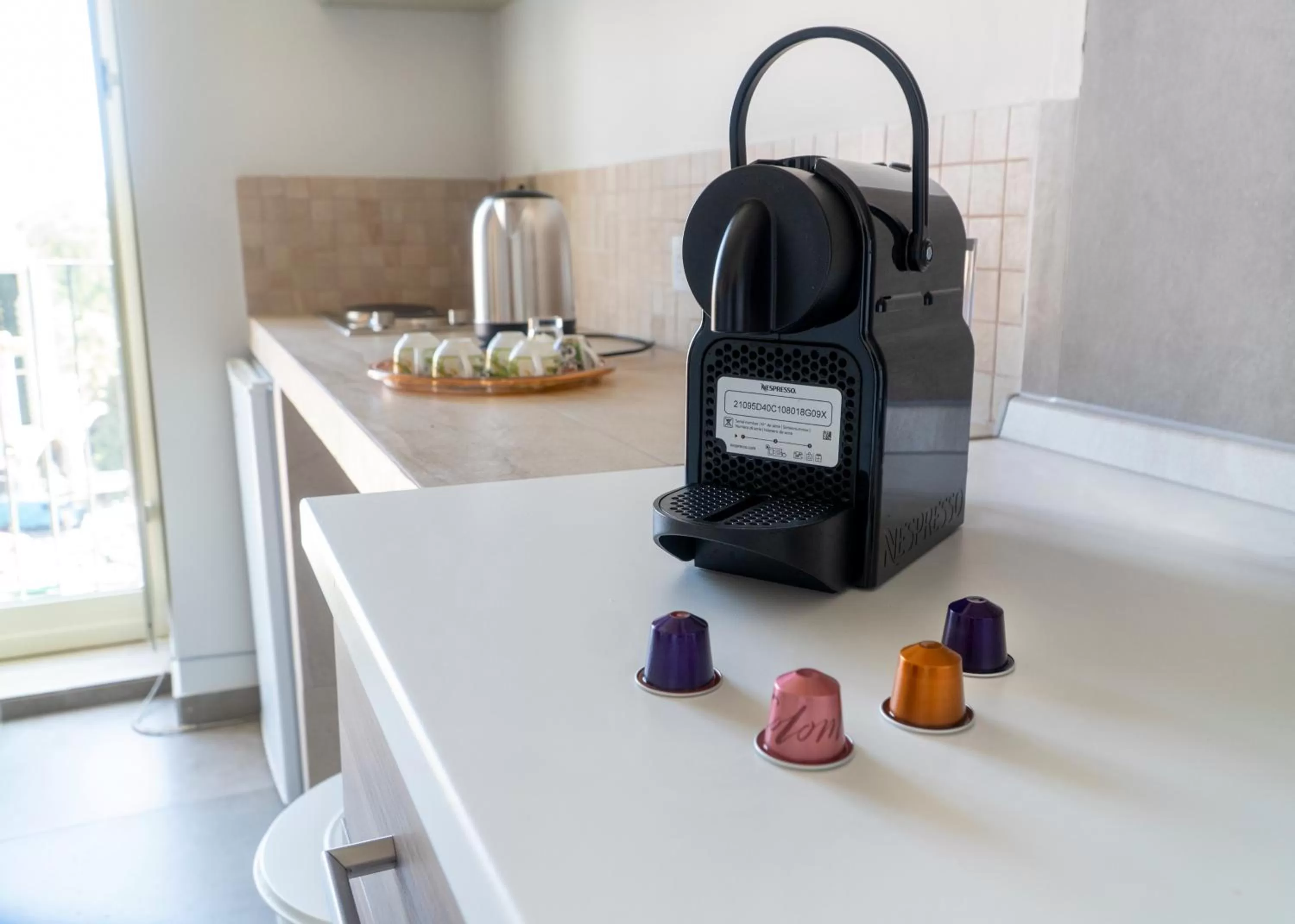 Coffee/tea facilities, Kitchen/Kitchenette in Zurria Rooms