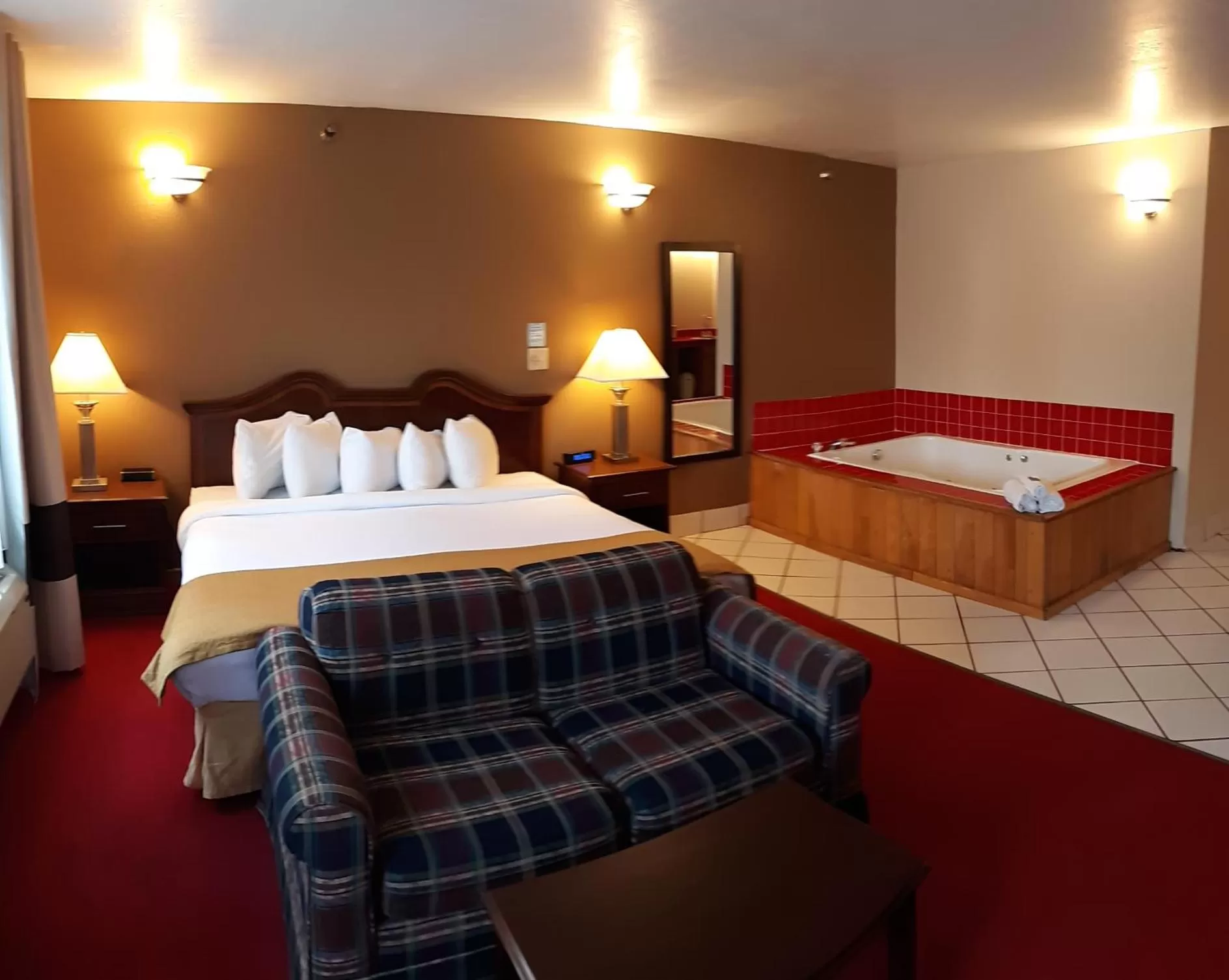 Bathroom, Bed in Pleasant Moose Lodge