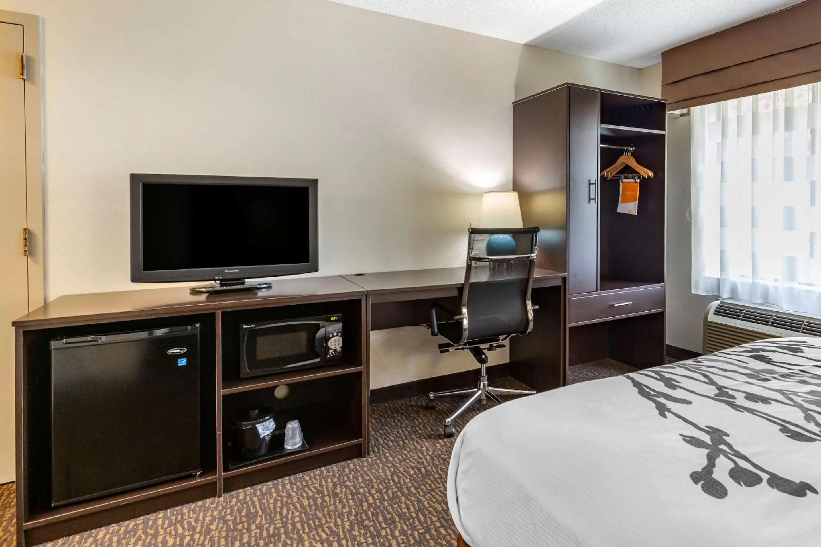 Photo of the whole room, Bed in Sleep Inn Henderson I-85