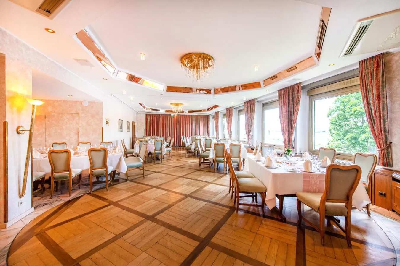 Restaurant/places to eat in Diehls Hotel