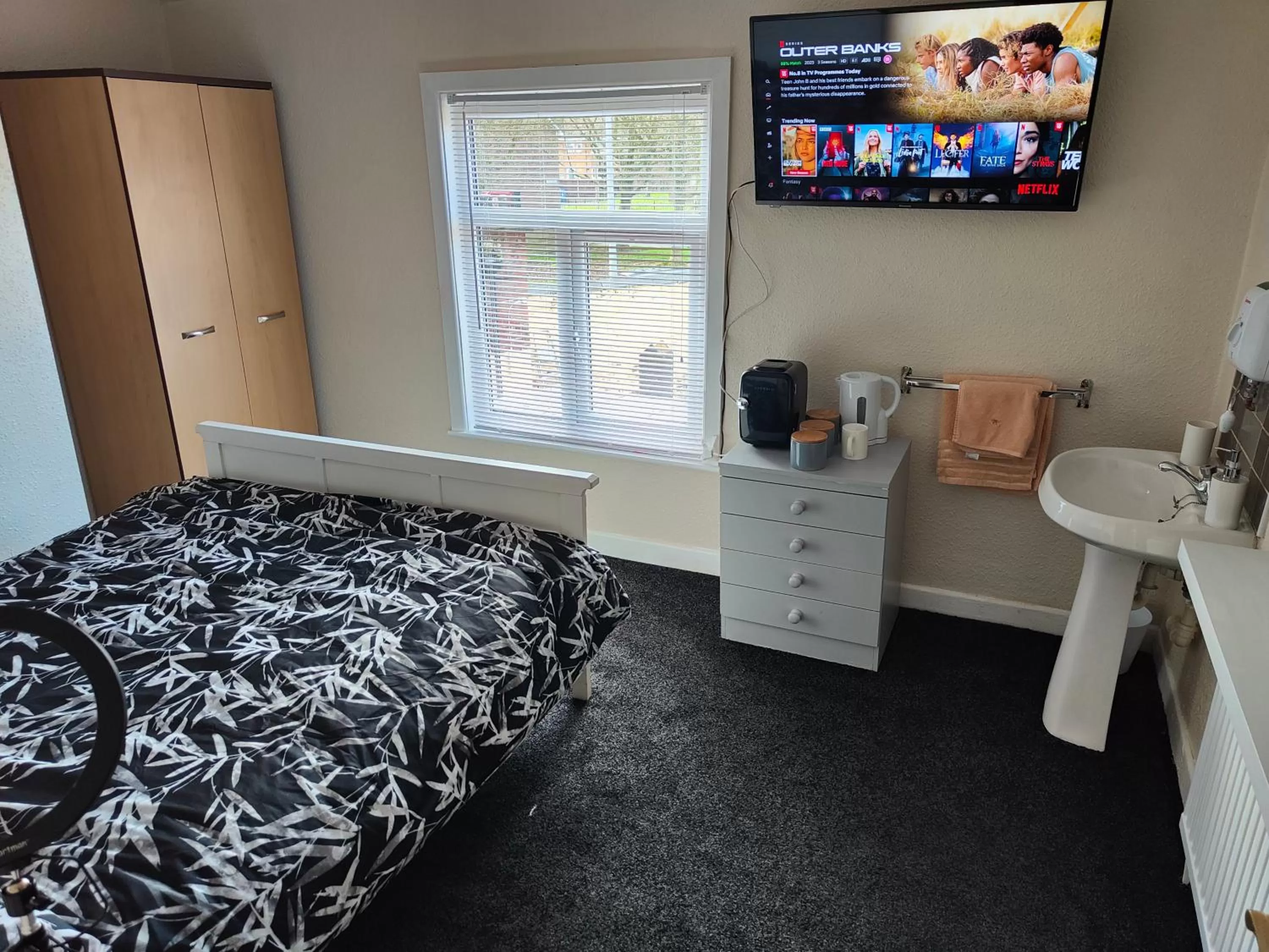 Bed, TV/Entertainment Center in The Oddfellows Arms