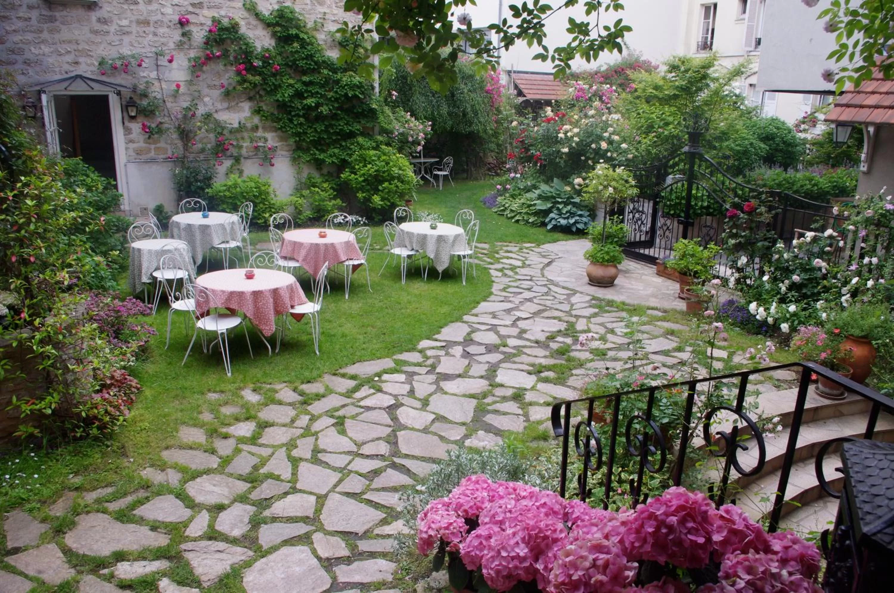 Garden in Villa Escudier Appart-hôtel