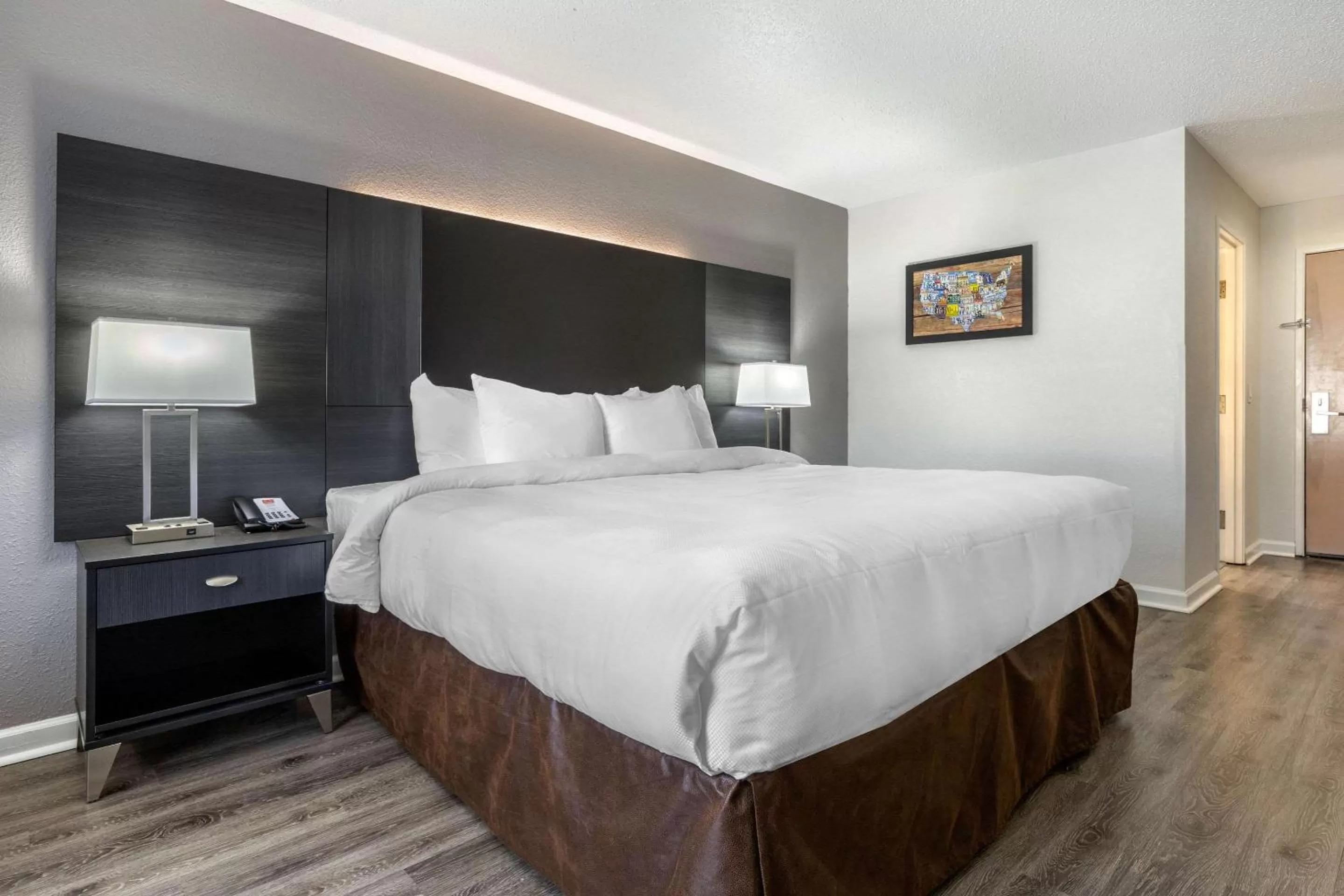 Photo of the whole room, Bed in Econo Lodge at the University