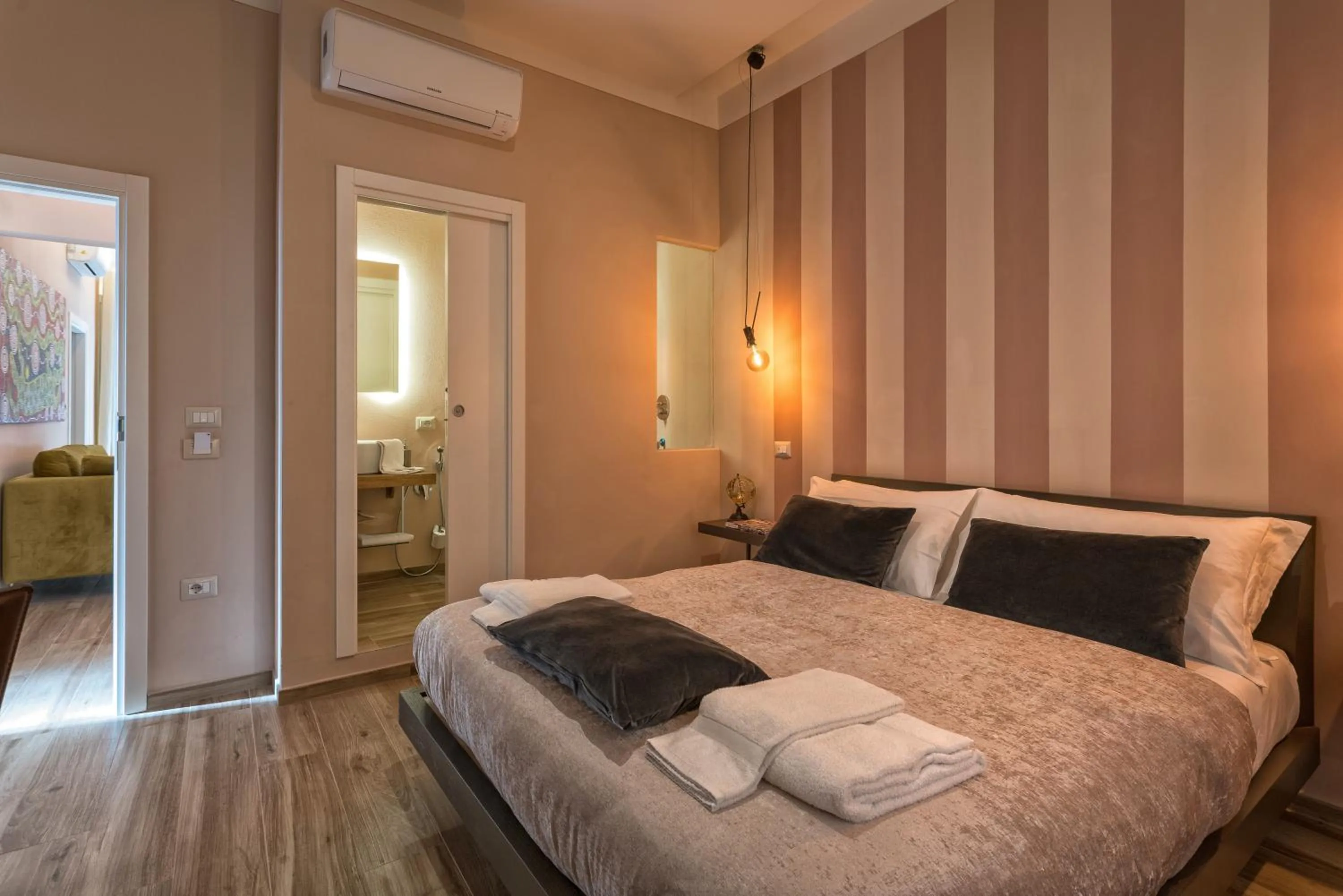 Superior Double Room in GOGO` Petit Hotel