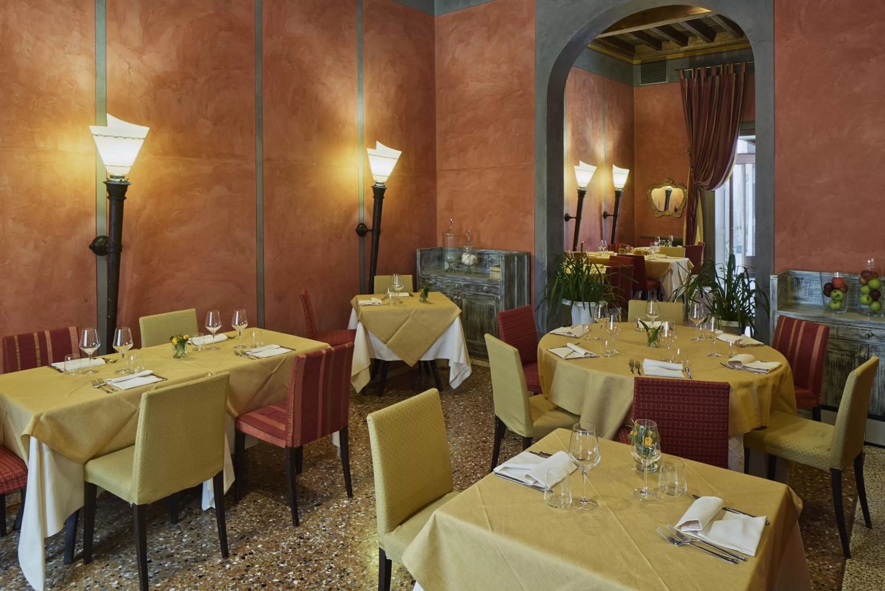 Restaurant/places to eat in Albergo Cappello