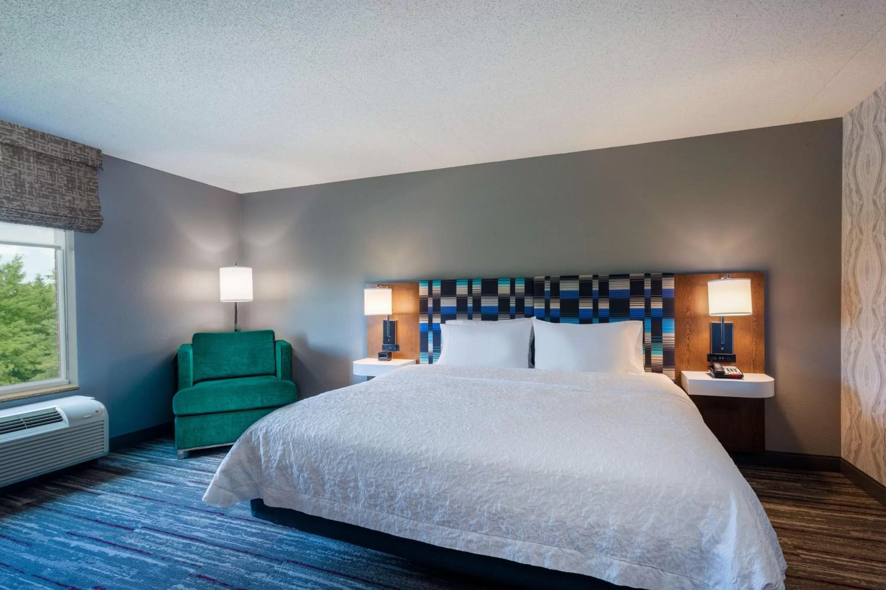 Bed in Hampton Inn & Suites Herndon-Reston