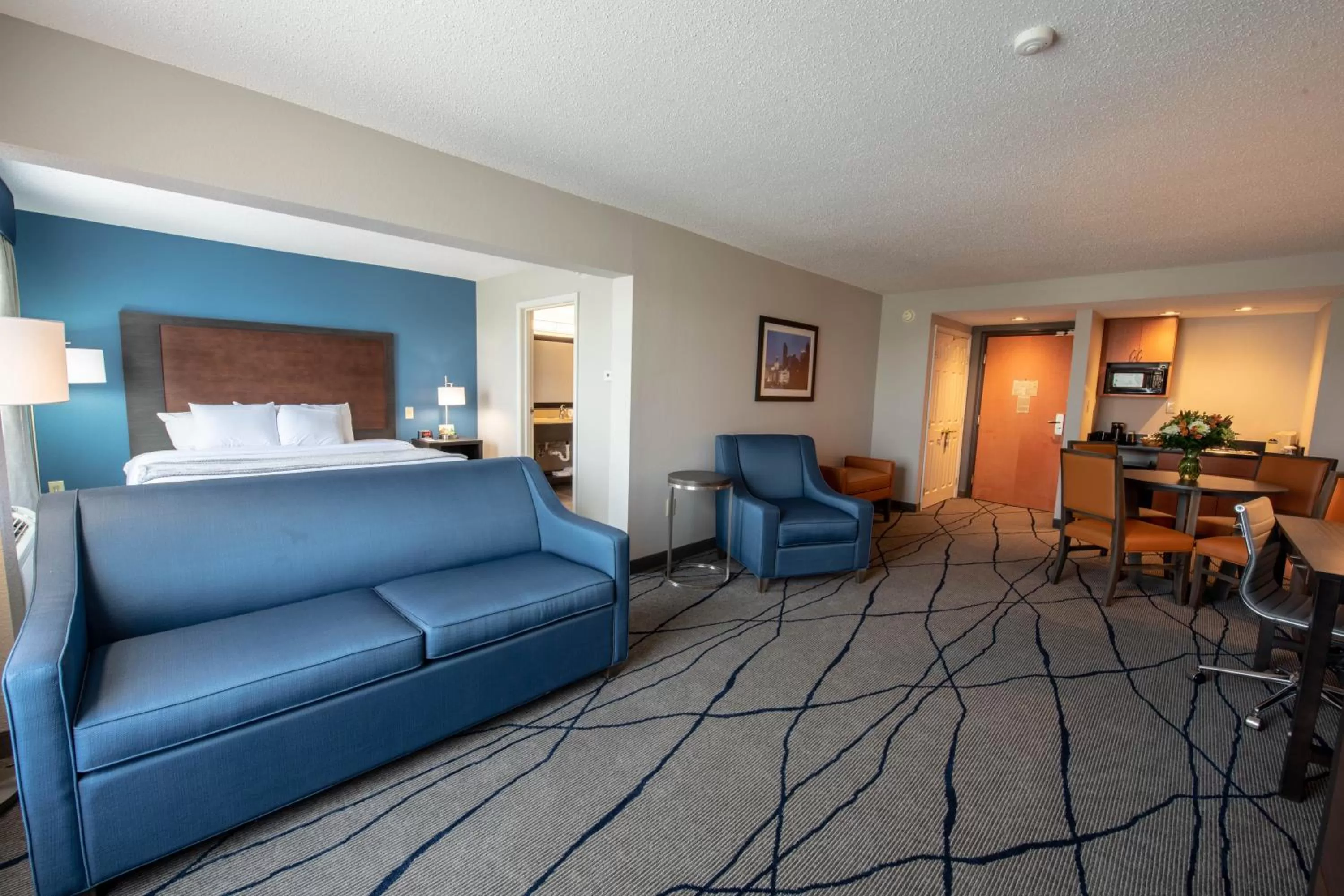 Living room, Bed in Wingate by Wyndham Indianapolis Airport Plainfield