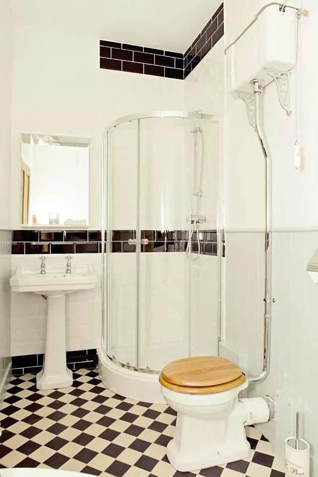 Shower in Kings Arms Hotel