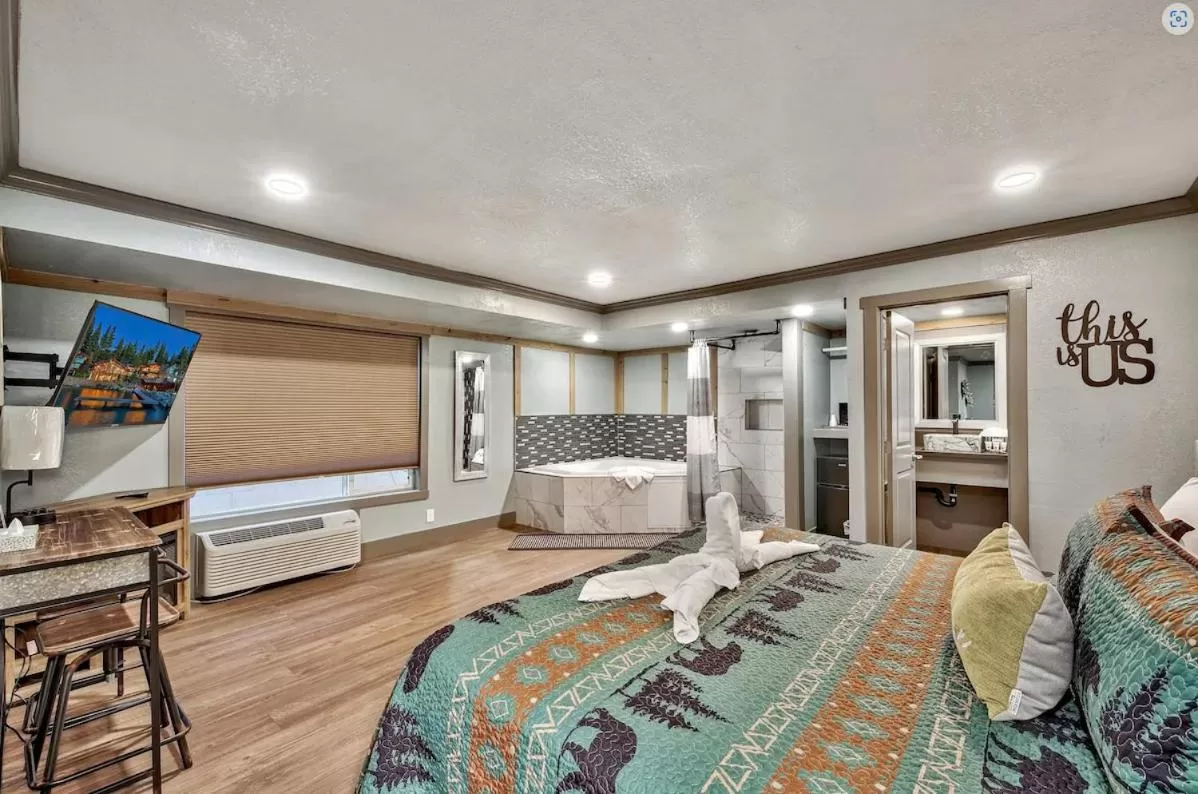 King Room with Spa Bath in Blue Jay Lodge
