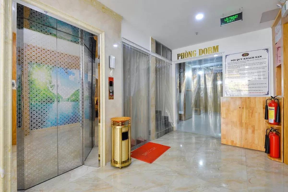 Restaurant/places to eat, Bathroom in Love Hotel Airport