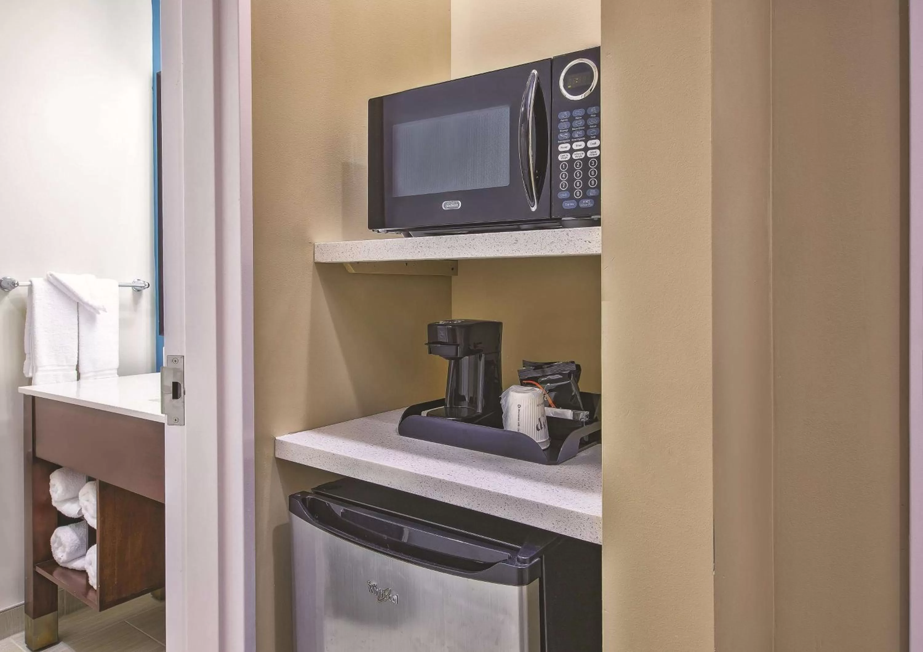 Photo of the whole room in La Quinta by Wyndham Niagara Falls