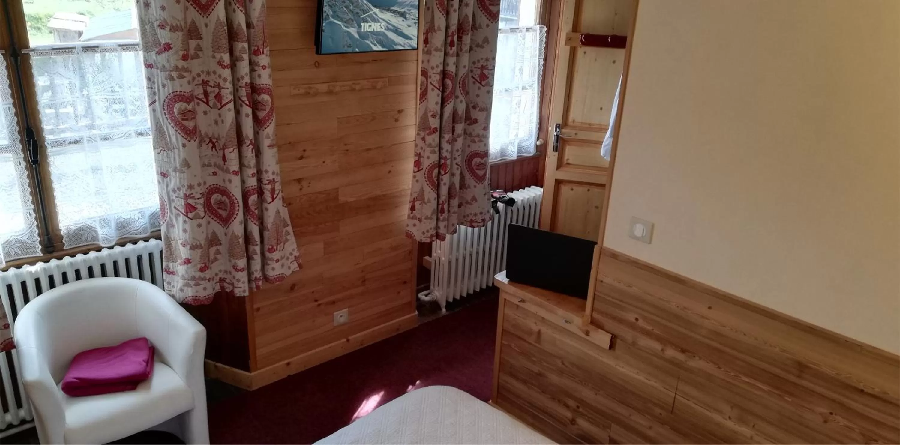 Bed, TV/Entertainment Center in Le Dôme