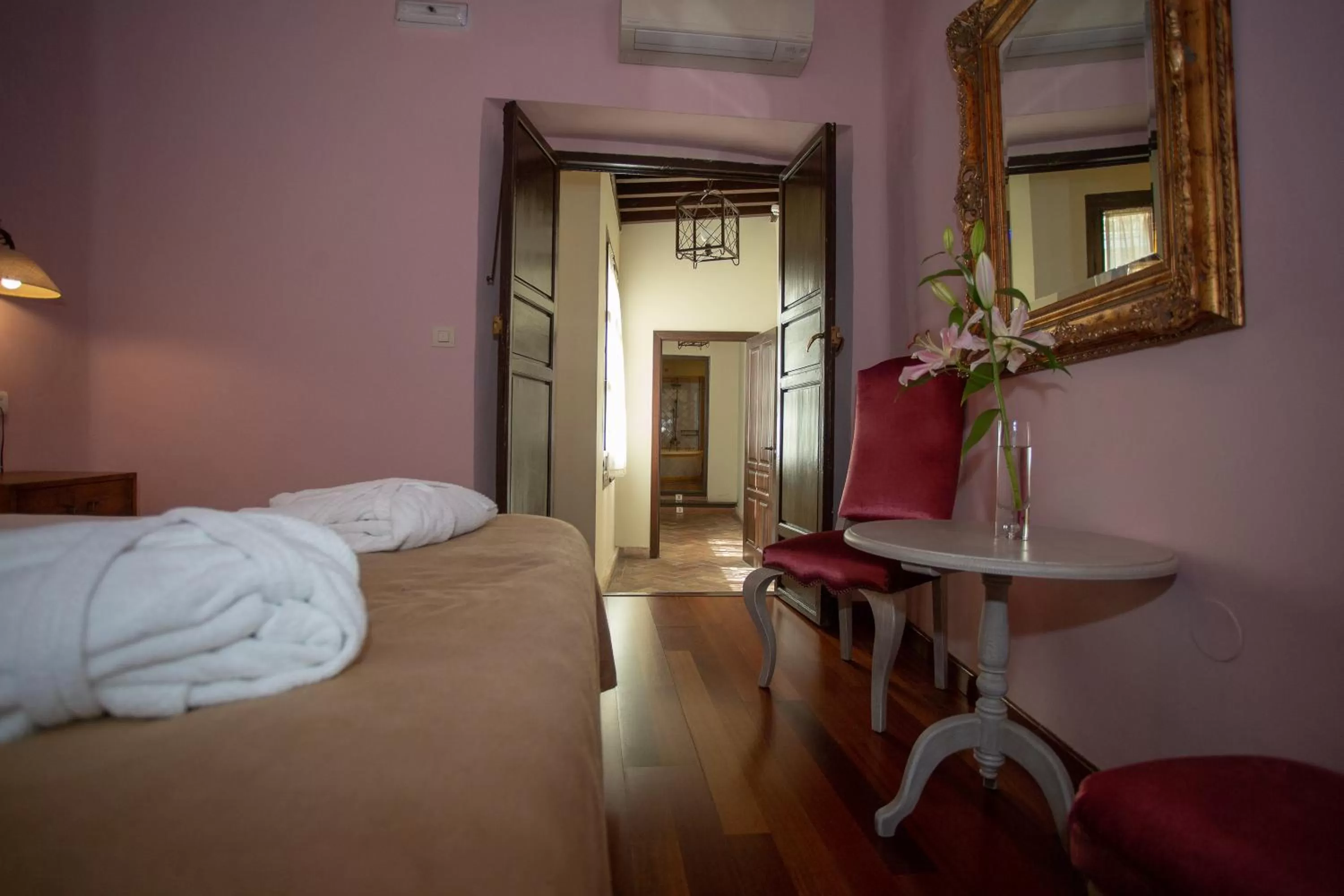 Photo of the whole room, Bed in Palacio de Mariana Pineda
