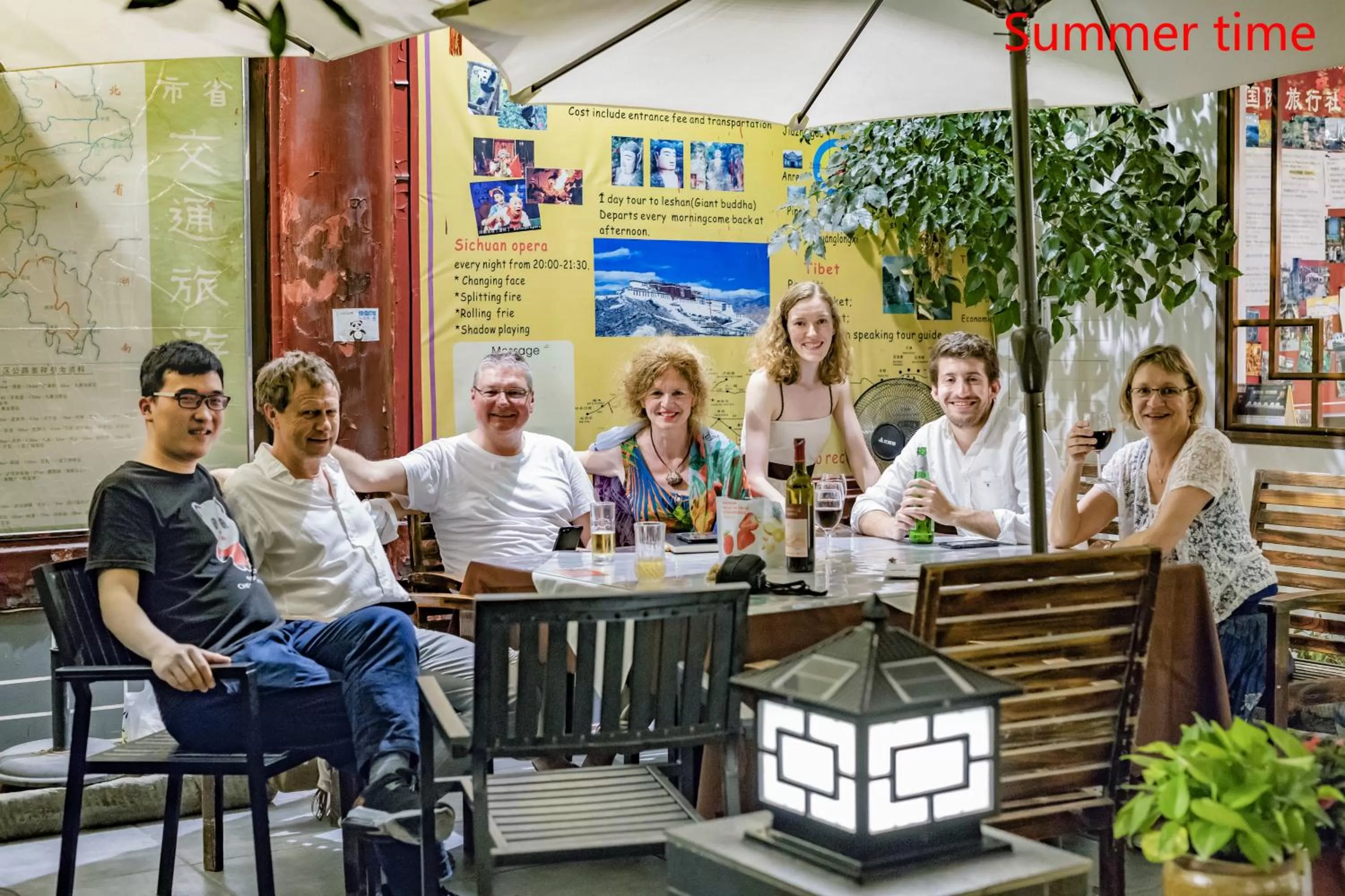 People in Wenjun Courtyard Hotel---3mins walk from Tonghuimen metro station ,next to People`s Park, fluent English service ,travel agency