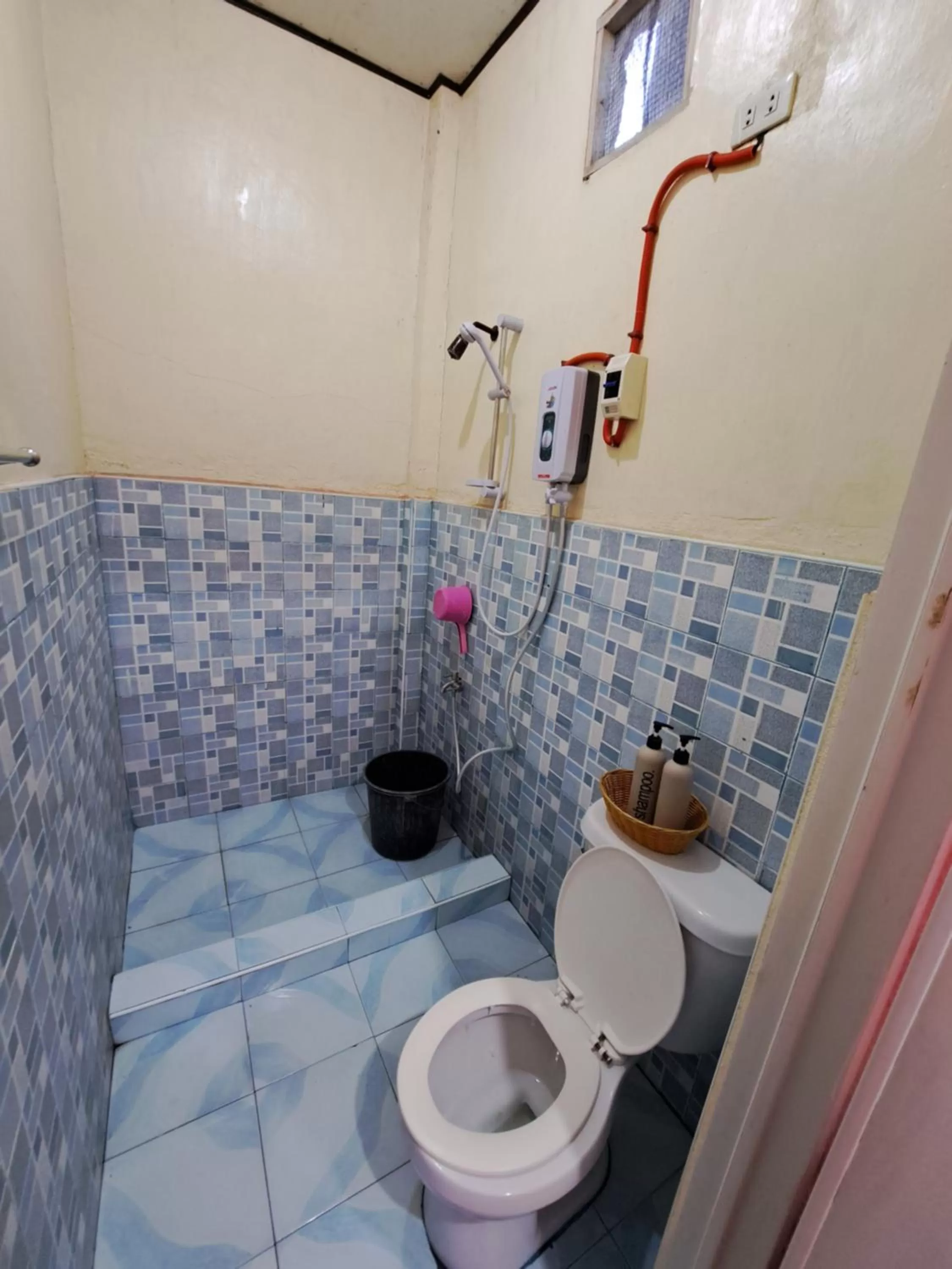 Shower in Paseo Del Mar Seaside Inn