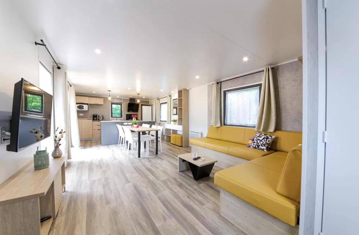 Four-Bedroom Villa with Spa in Camping Le Parc de Paris