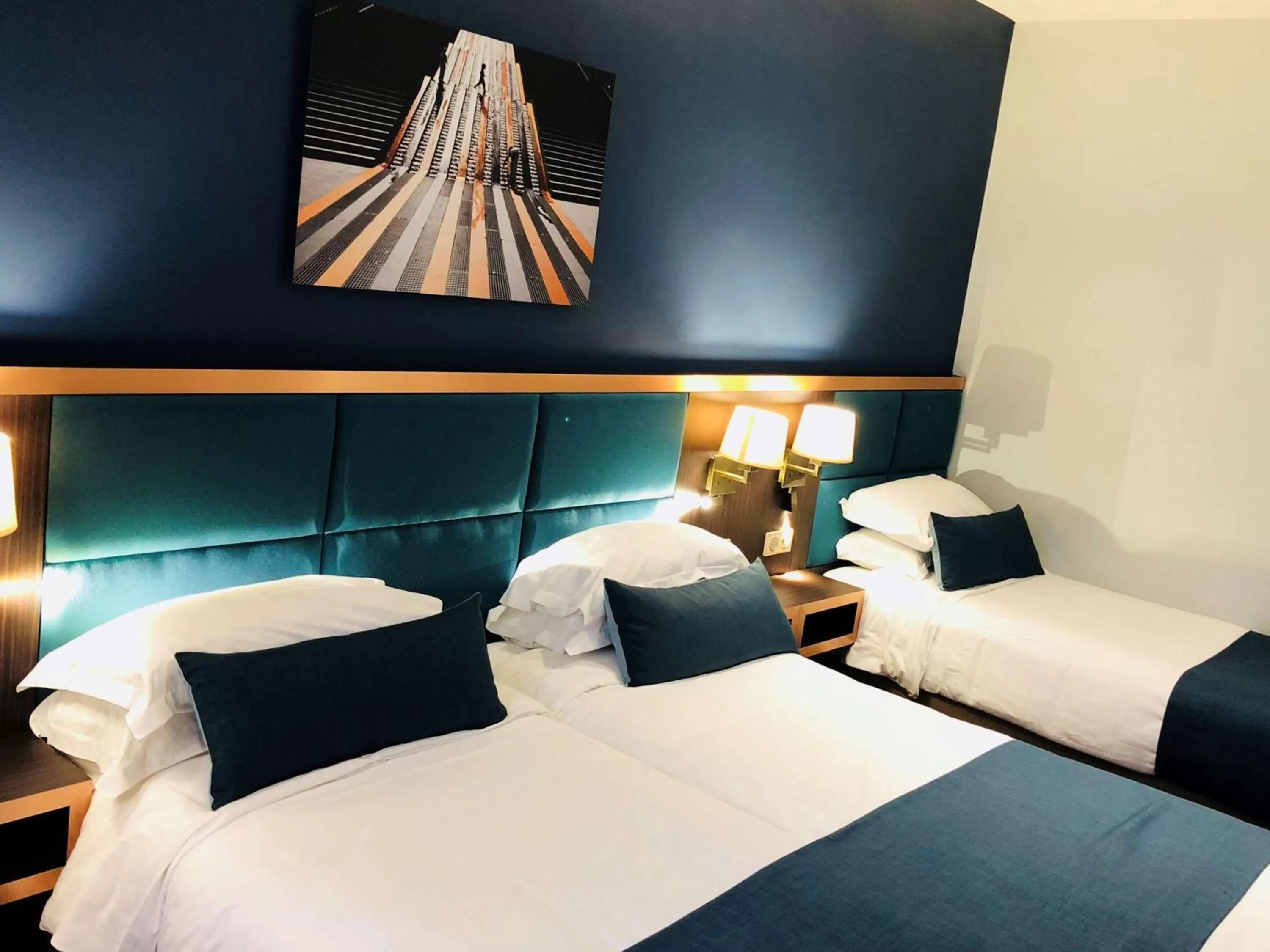 Photo of the whole room, Bed in Best Western Empire Elysees