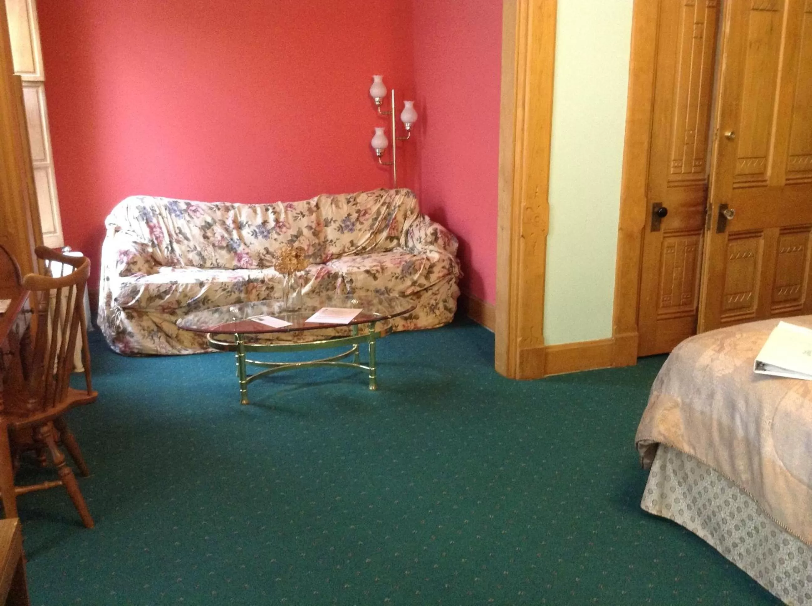 Seating area, Bed in Inn Port D'Vino