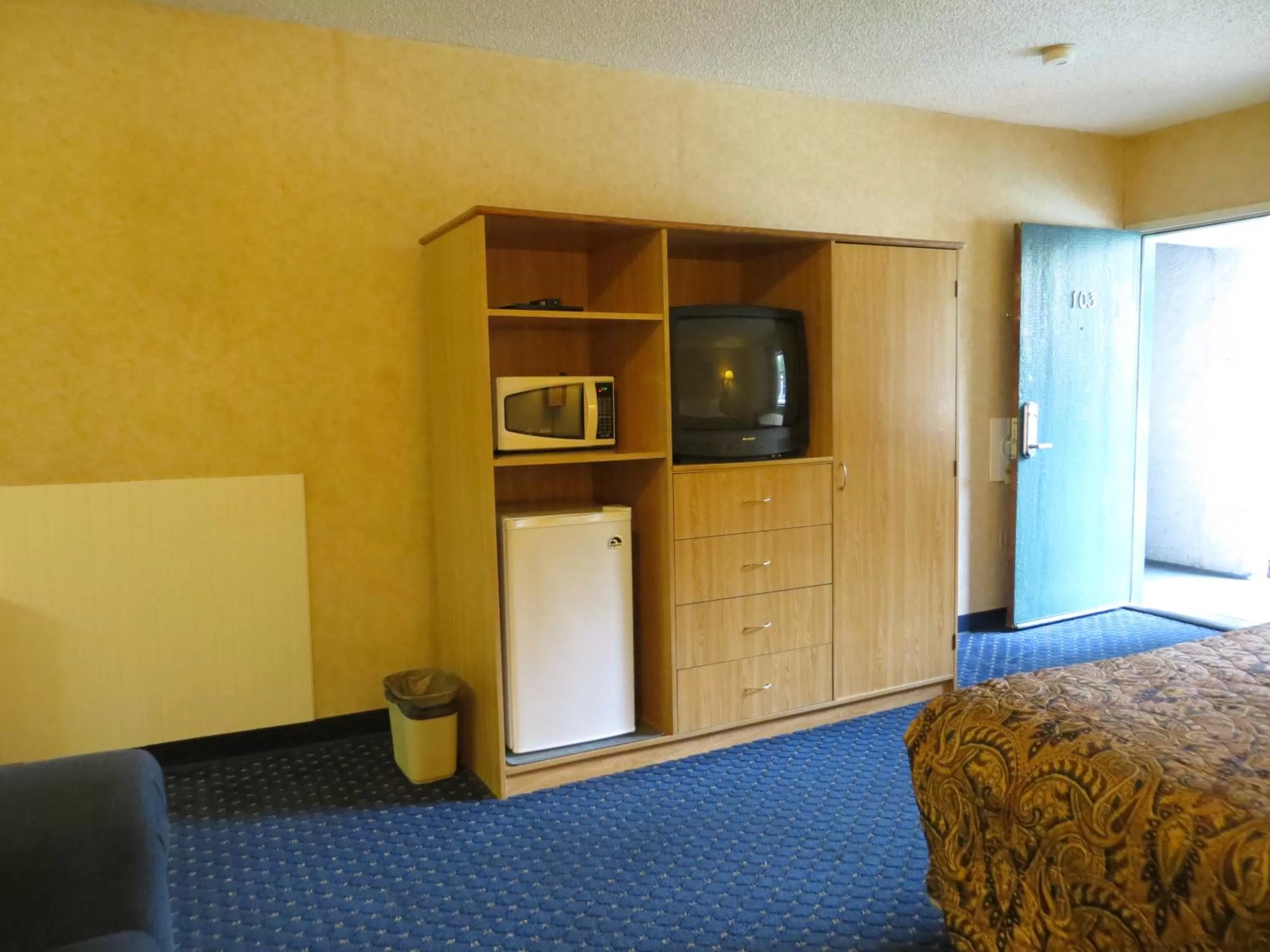 Bedroom in Days Inn by Wyndham Anaheim West
