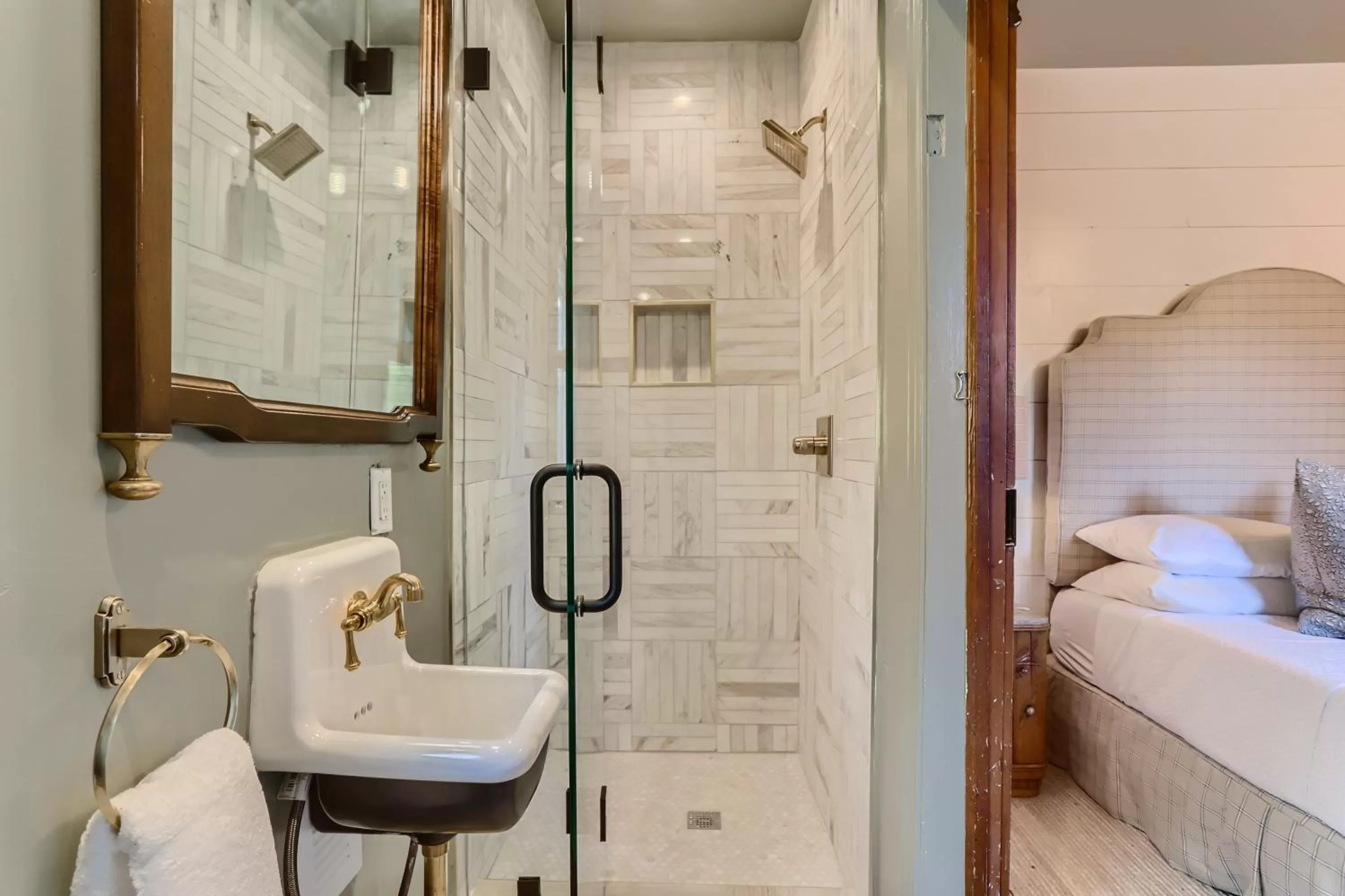 Bathroom, Bed in A-Lodge Lyons