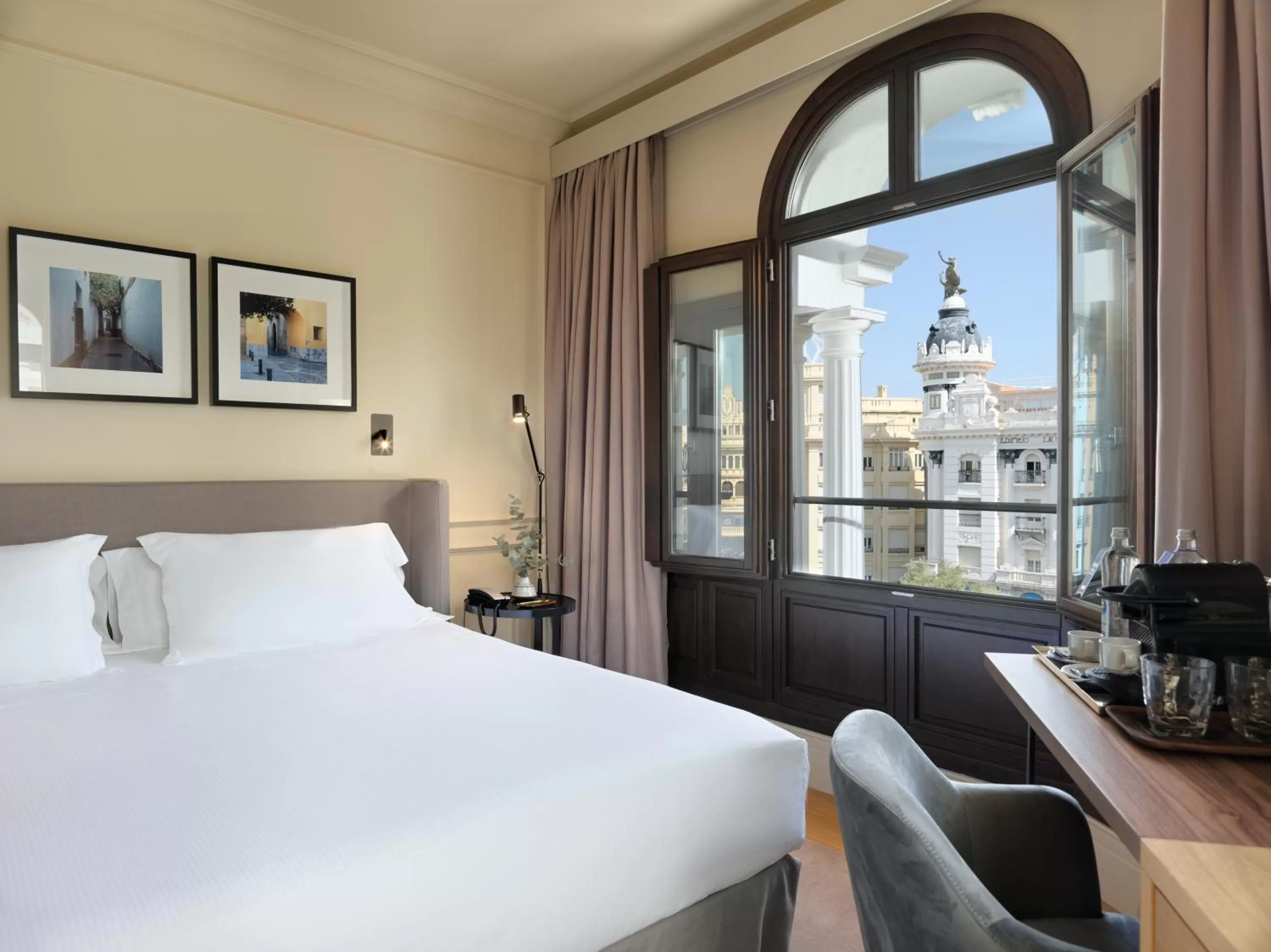 Photo of the whole room, Bed in H10 Palacio Colomera