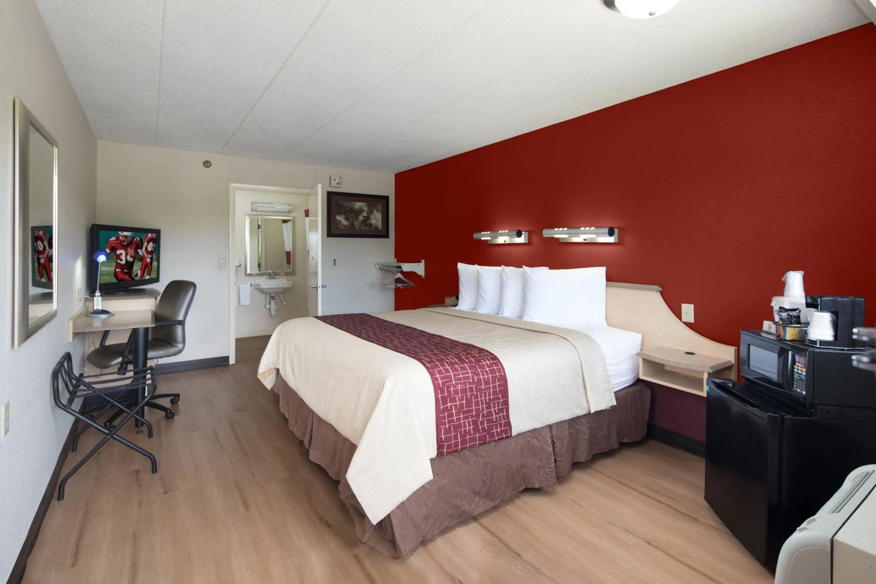 Photo of the whole room in Red Roof Inn Cincinnati Northeast - Blue Ash