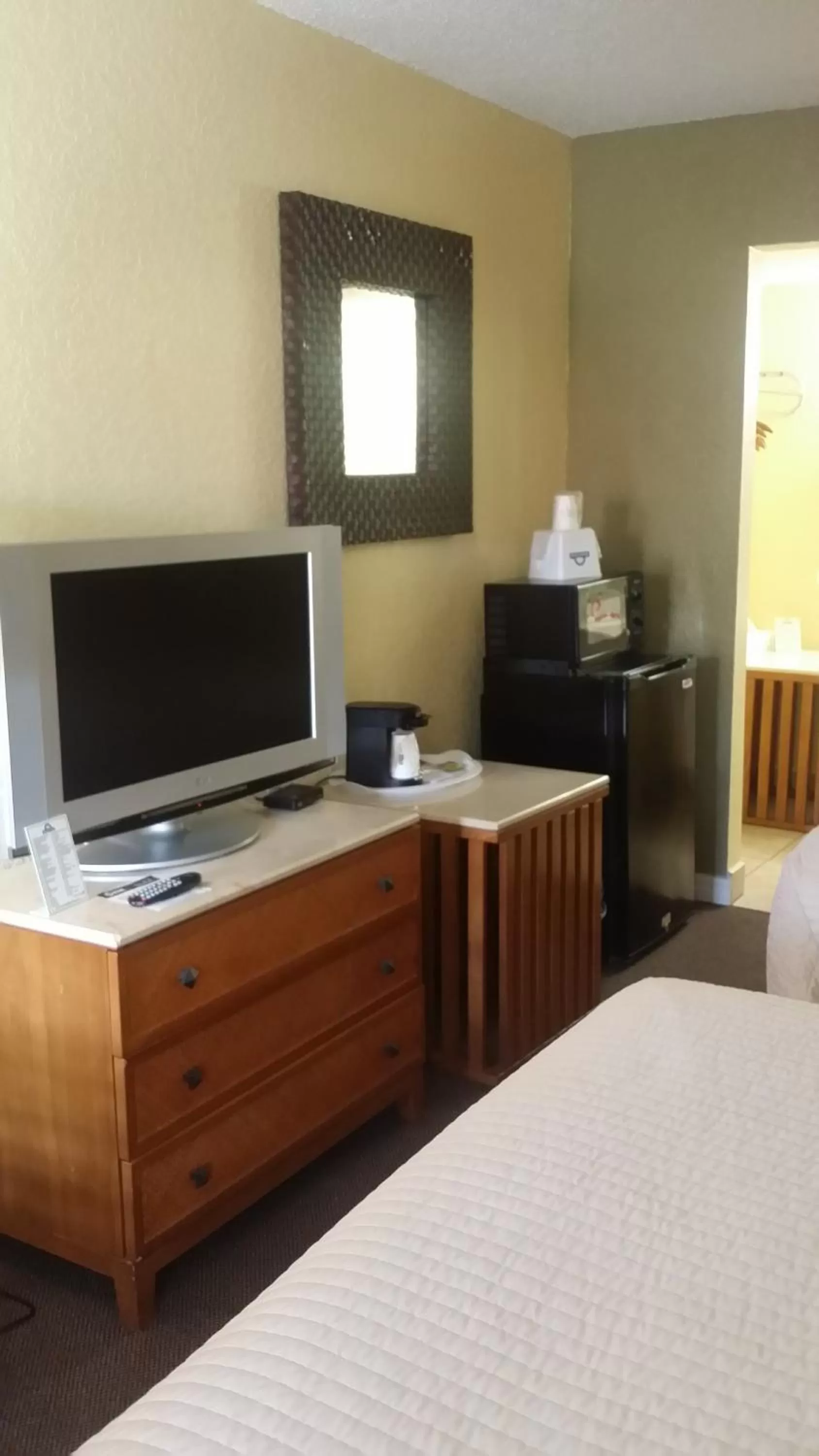 Bedroom, Bed in Days Inn by Wyndham Cocoa Cruiseport West At I-95/524