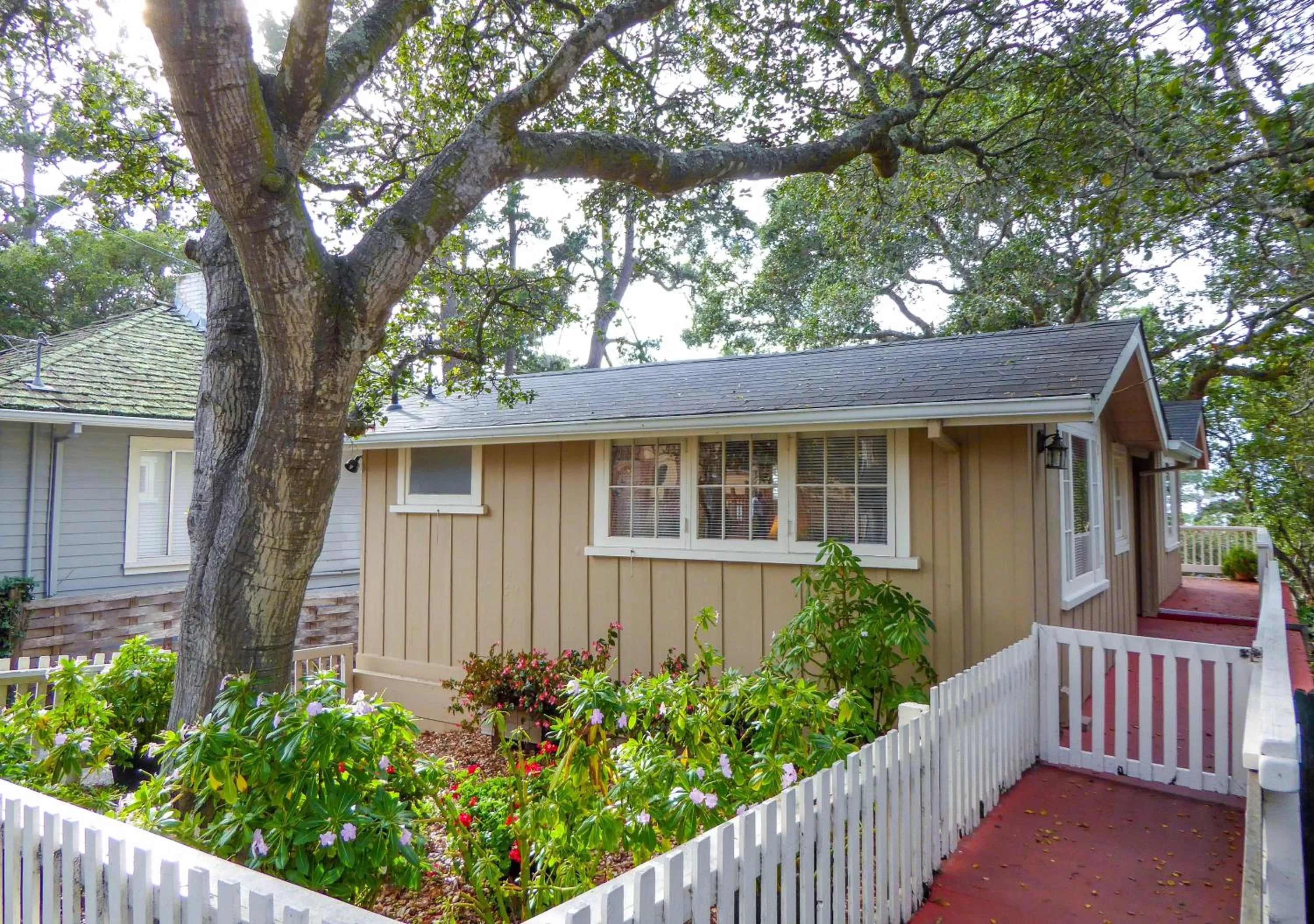 Dolores Cottage II, Private Rental with Kitchen in Carmel Fireplace Inn