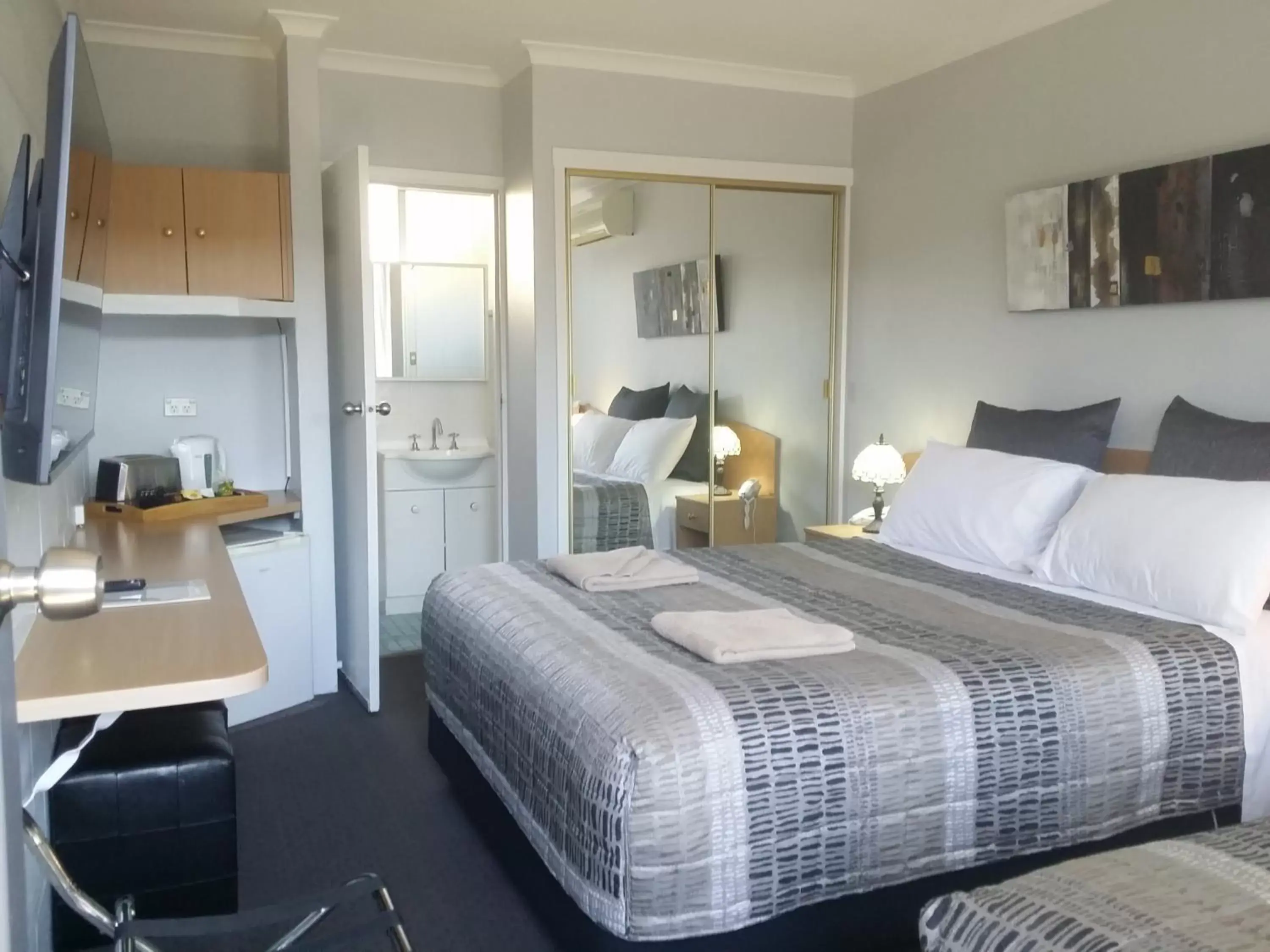 Standard Twin Room in White Manor Motel Standard Twin Room in White Manor Motel