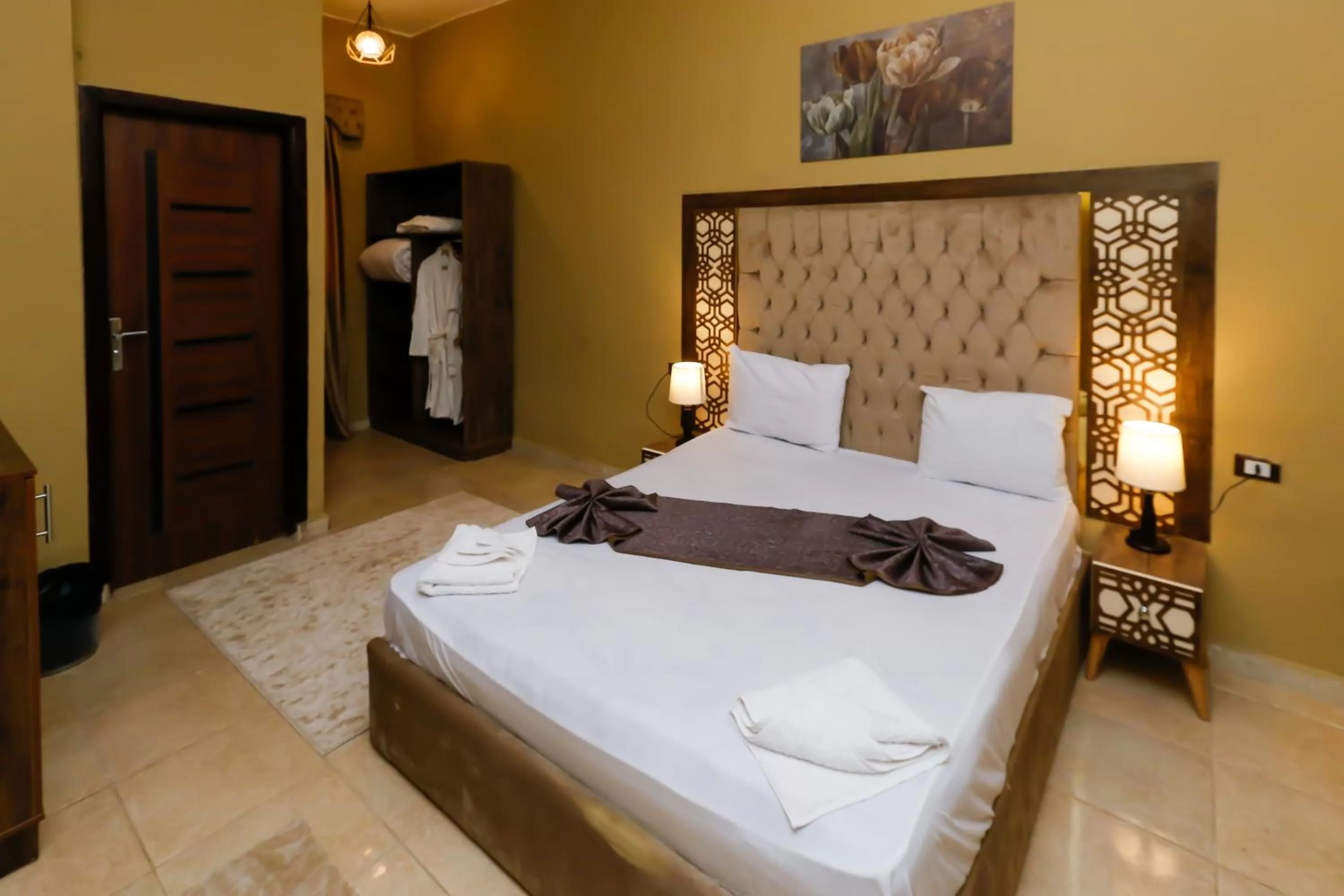 Photo of the whole room, Bed in King Cheops Inn - Pyramid View