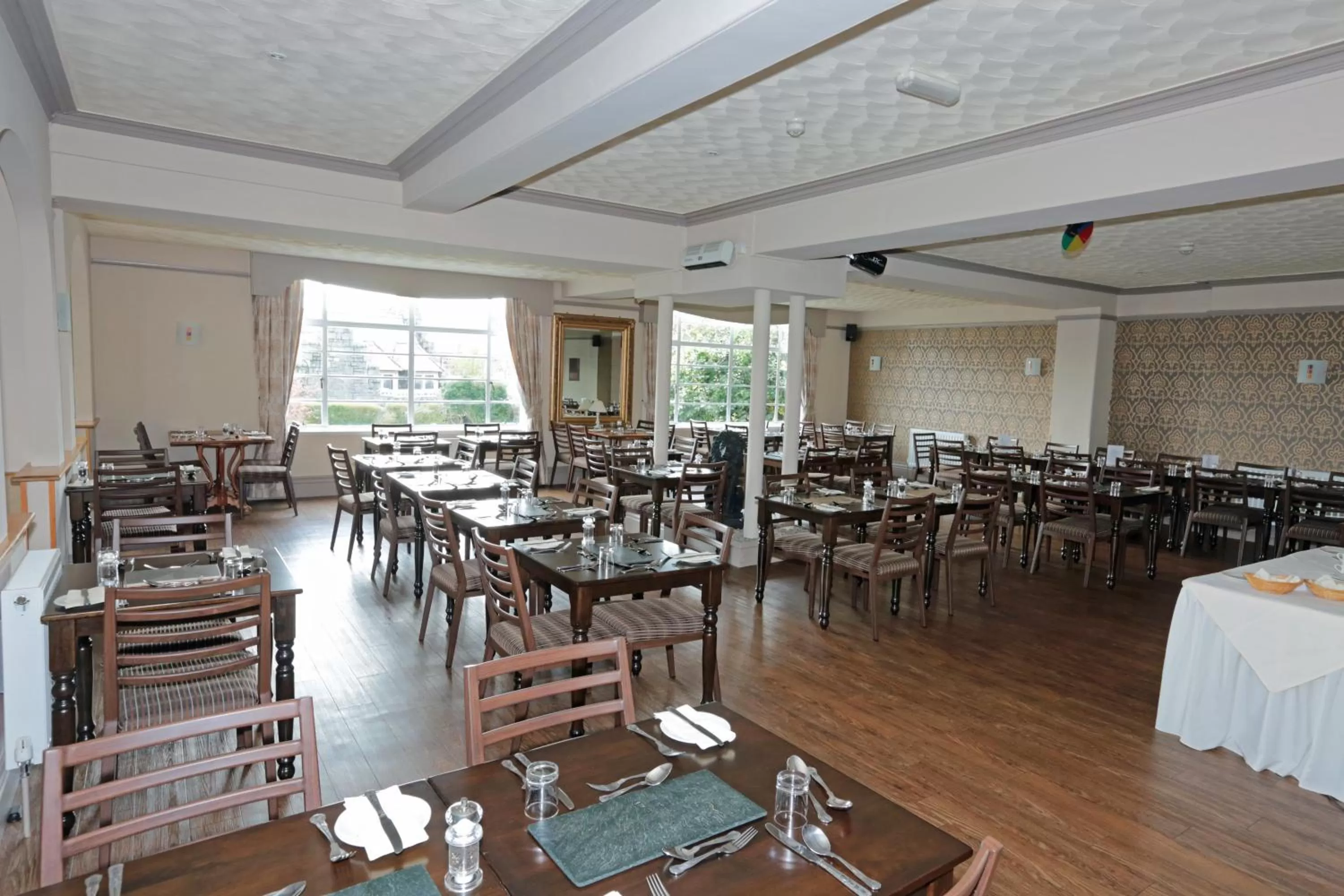 Restaurant/places to eat in Lion Hotel & Studio Apartments